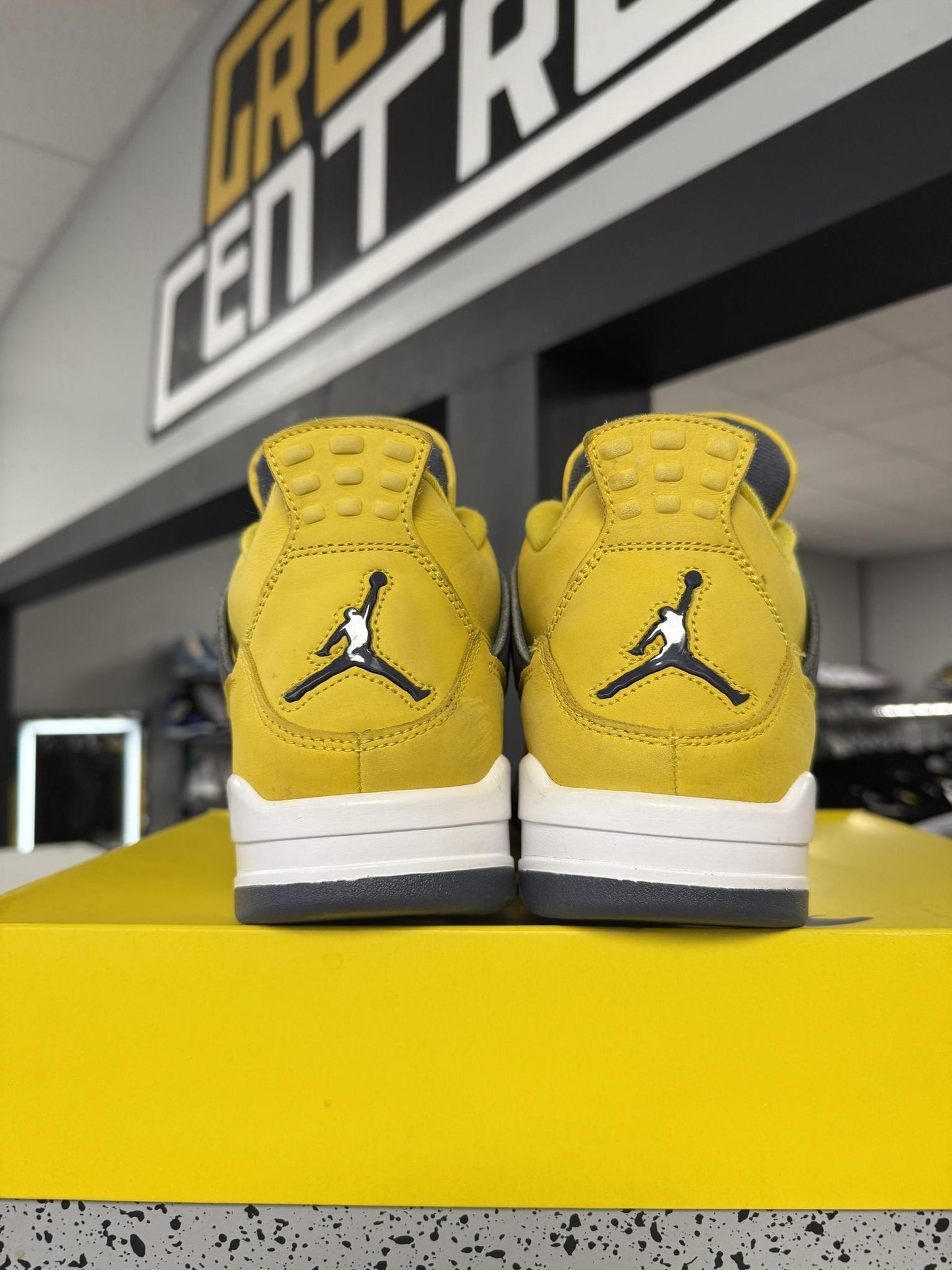 Jordan 4 "Lightning" Used Size 9.5