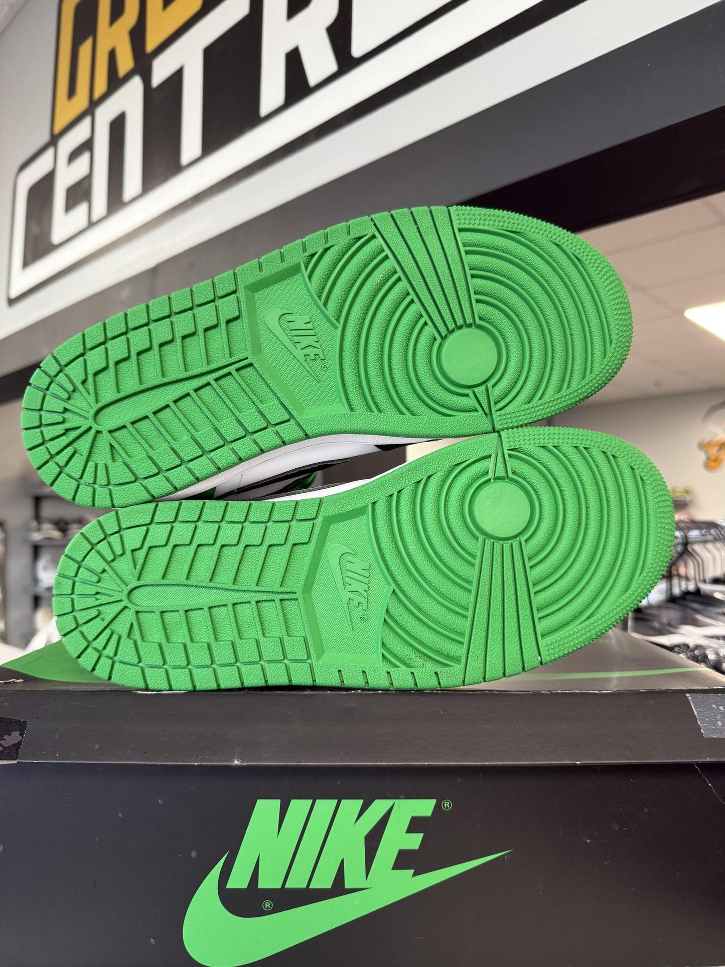 Jordan 1 "Lucky Green" Used Size 9
