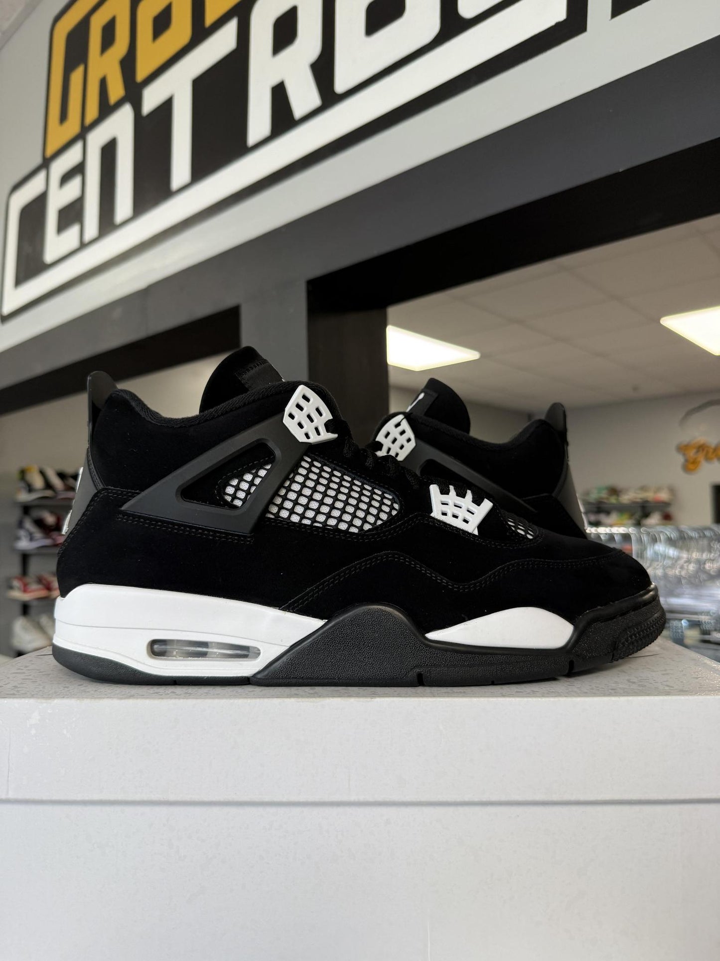 Jordan 4 "White Thunder" used Size 13