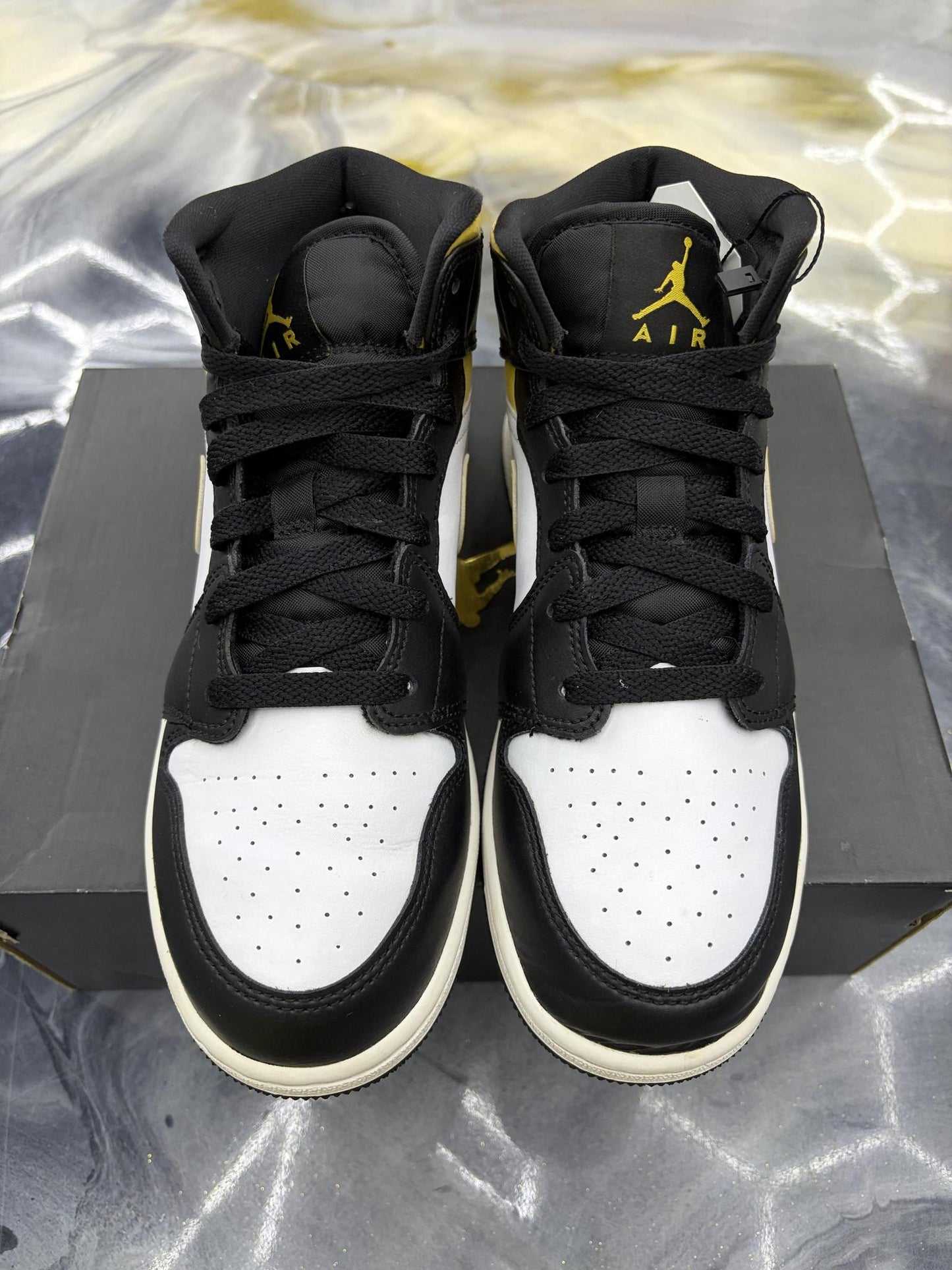 Jordan 1 Mid "Pollen" Used Size 6Y/7.5W
