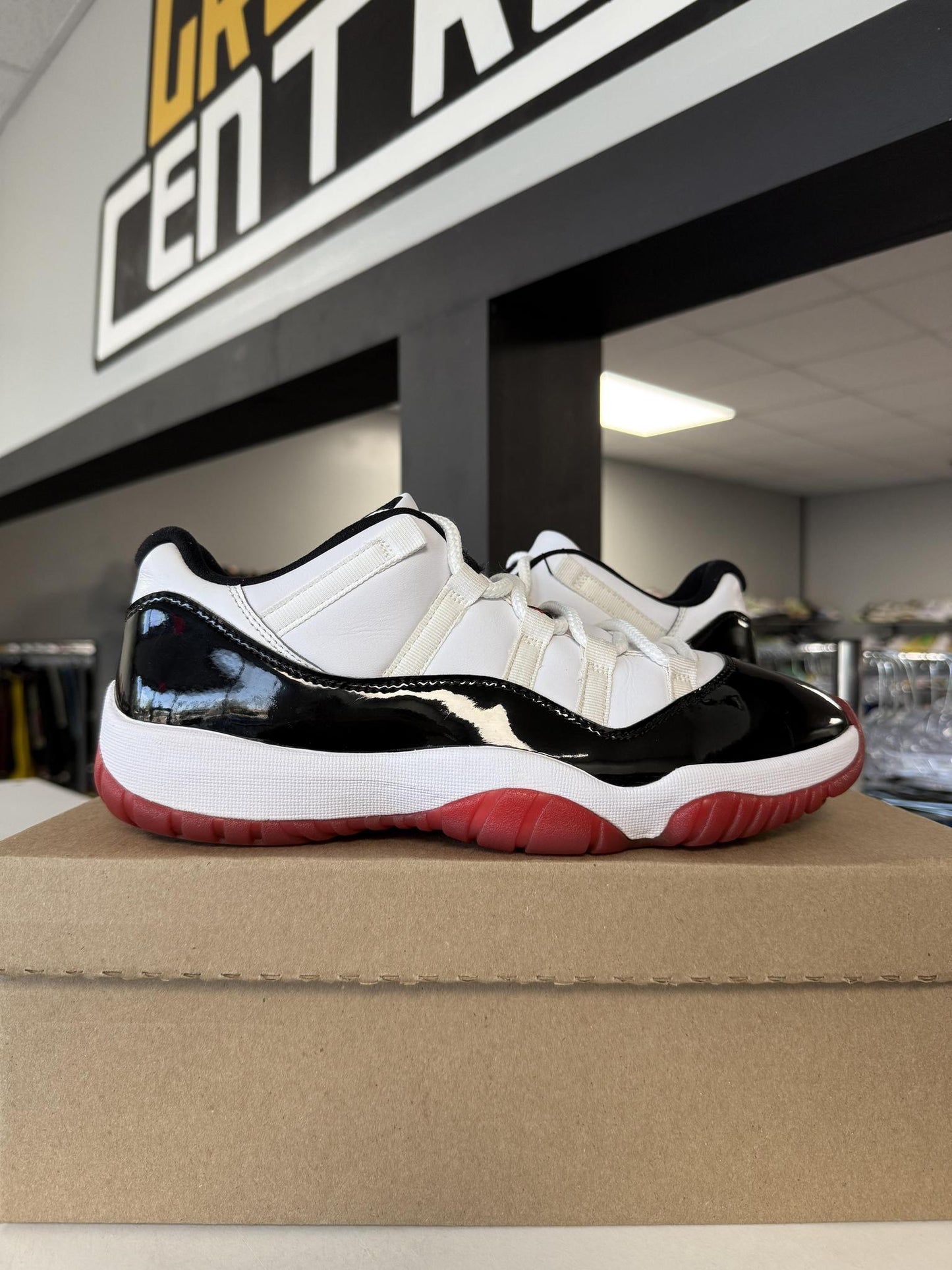 Jordan 11 Low "Concord Bred" Used Size 9.5