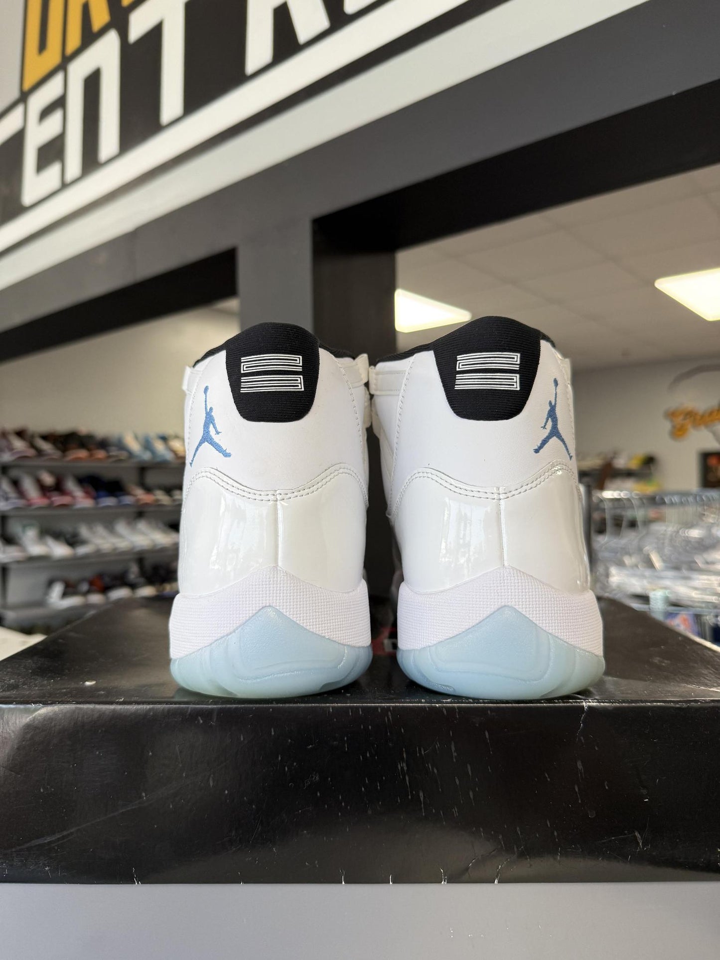 Jordan 11 "Legend Blue" Used Size 9