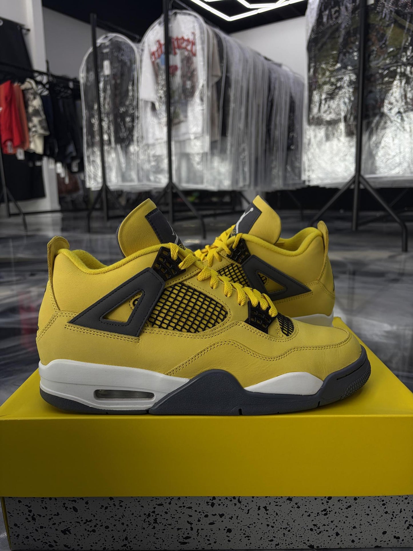 Jordan 4 "Lightning" Used Size 10.5