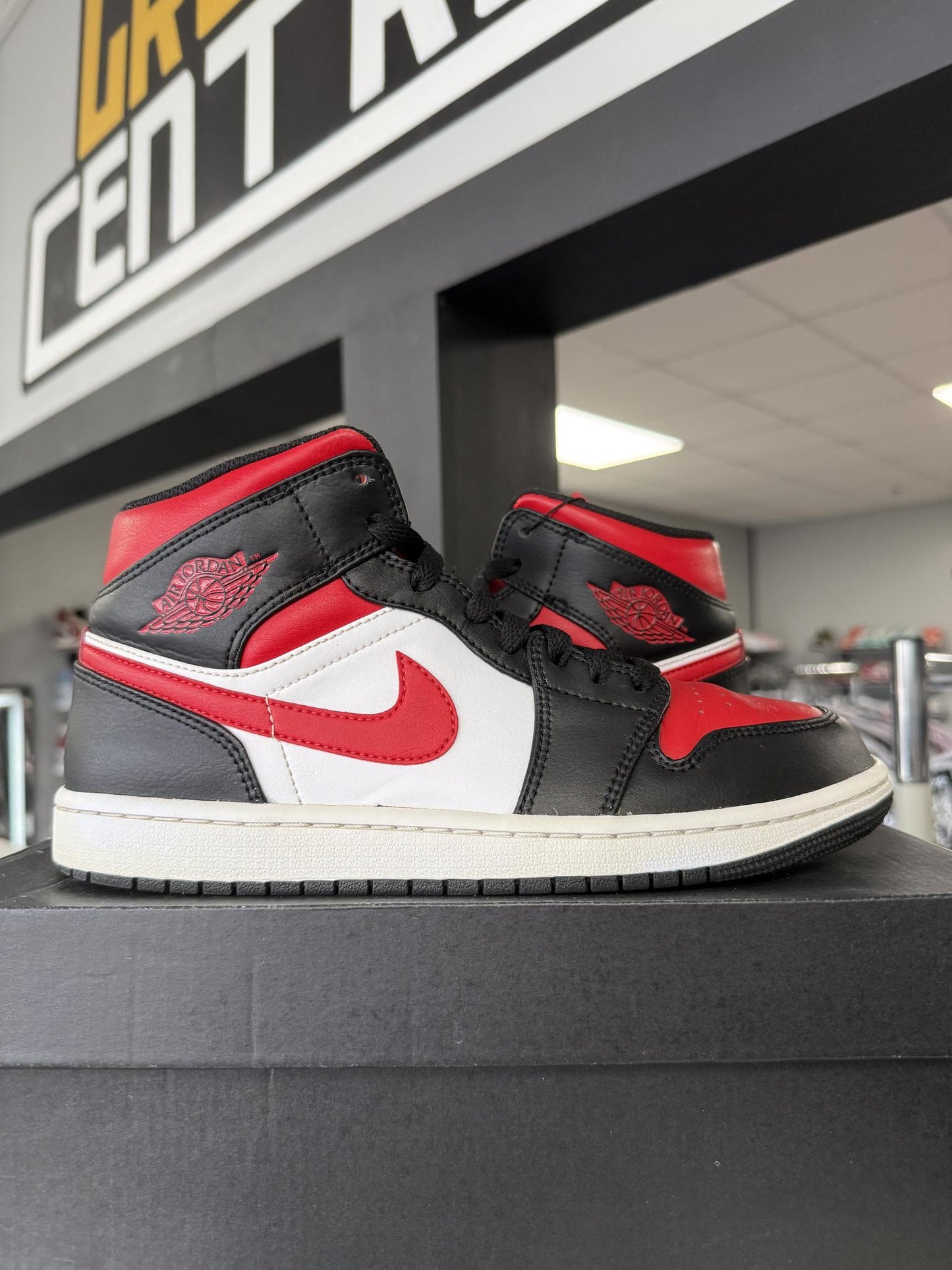 Jordan 1 Mid "Black Red" Used Size 8