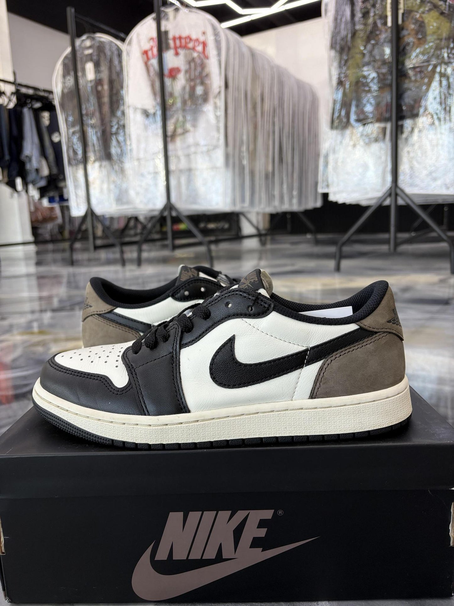 Jordan 1 Low "Mocha" Used Size 9