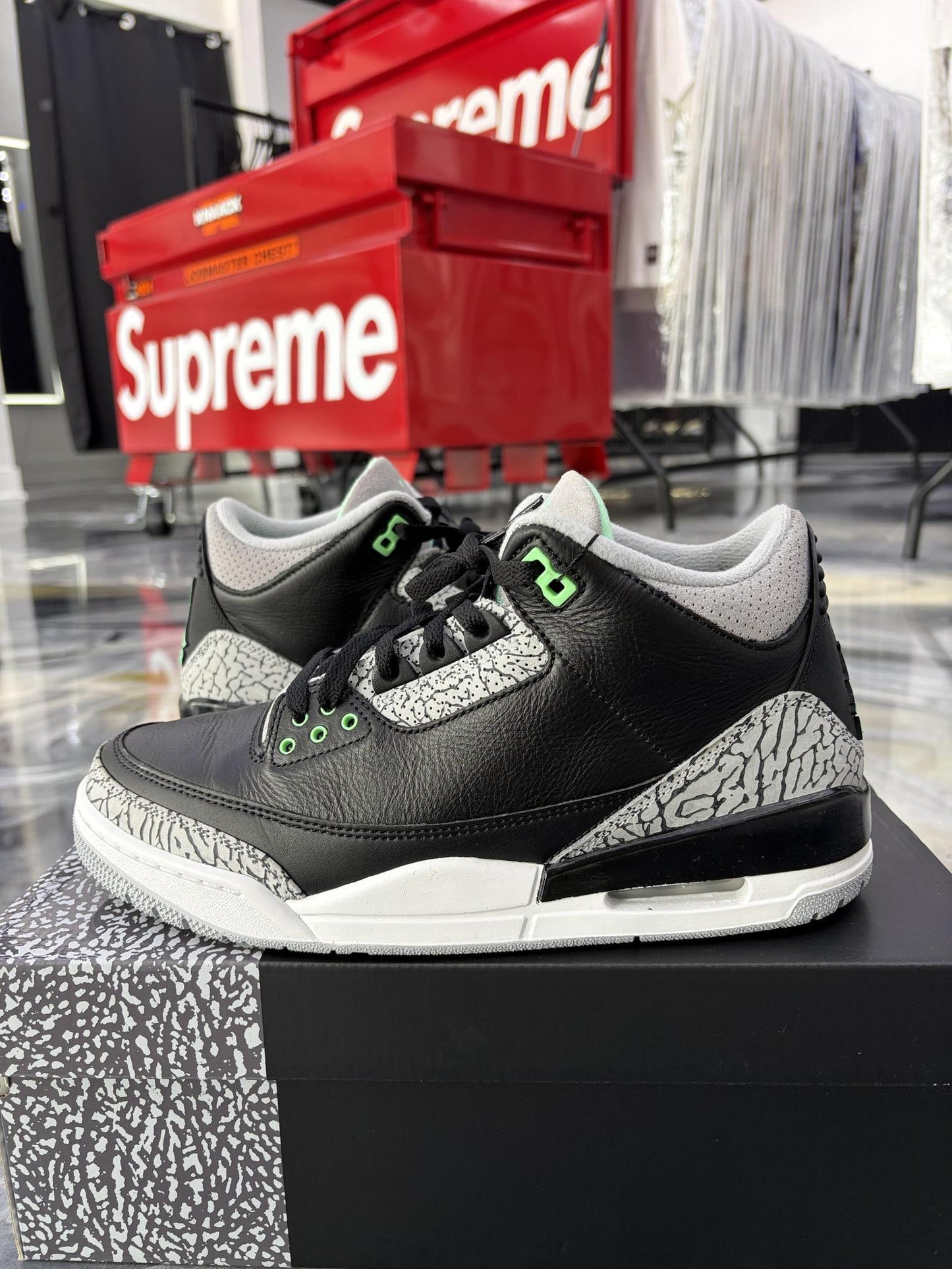 Jordan 3 "Green Glow" Used Size 9