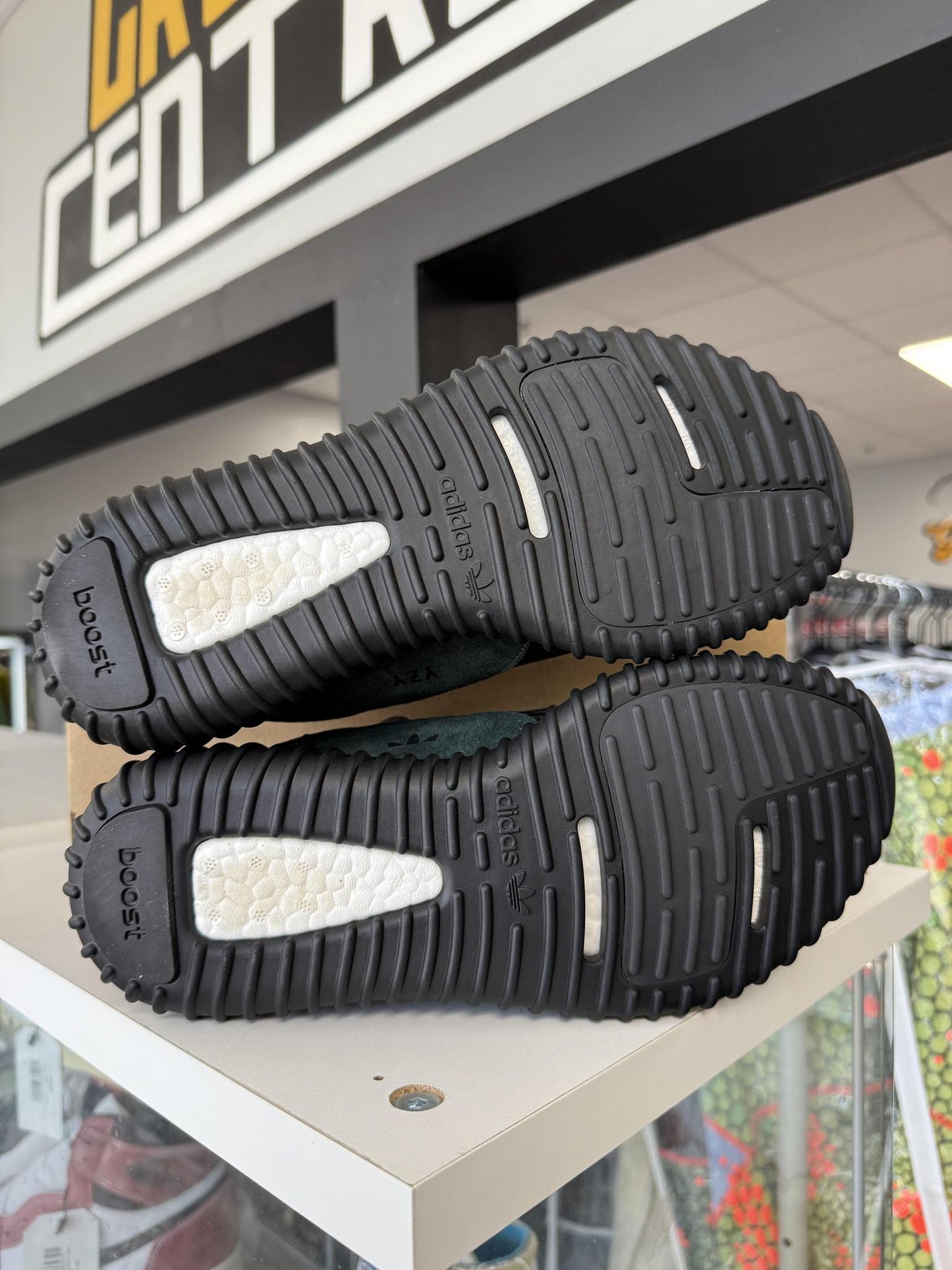Yeezy 350 "Pirate Black" Used Size 8.5