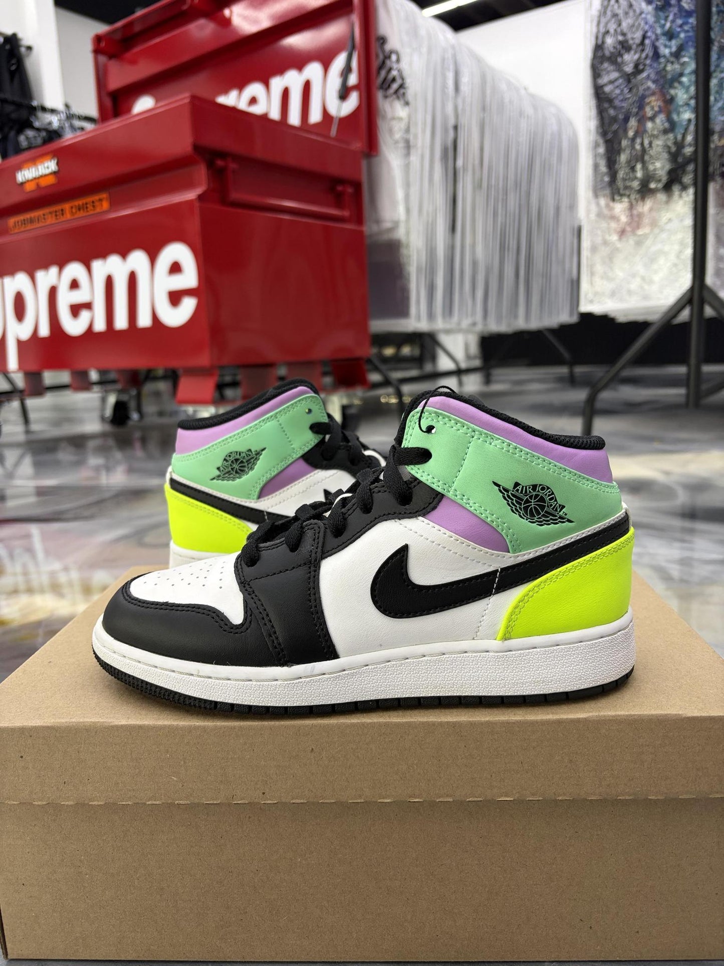Jordan 1 Mid "Pastel Black Toe" Used Size 5.5Y/7W
