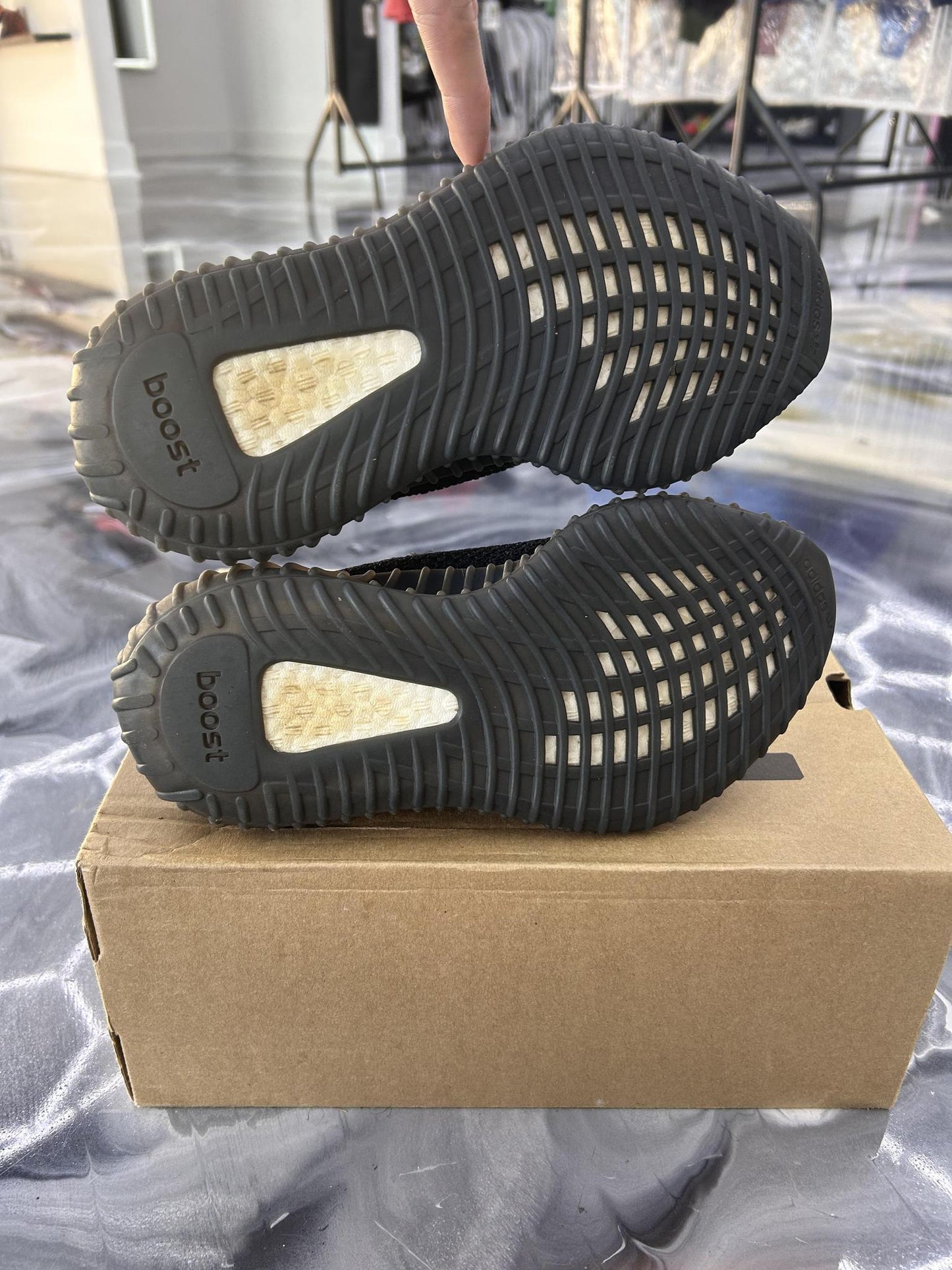 Adidas Yeezy 350 V2 "Dazzling Blue" Used Size 4Y/5.5W