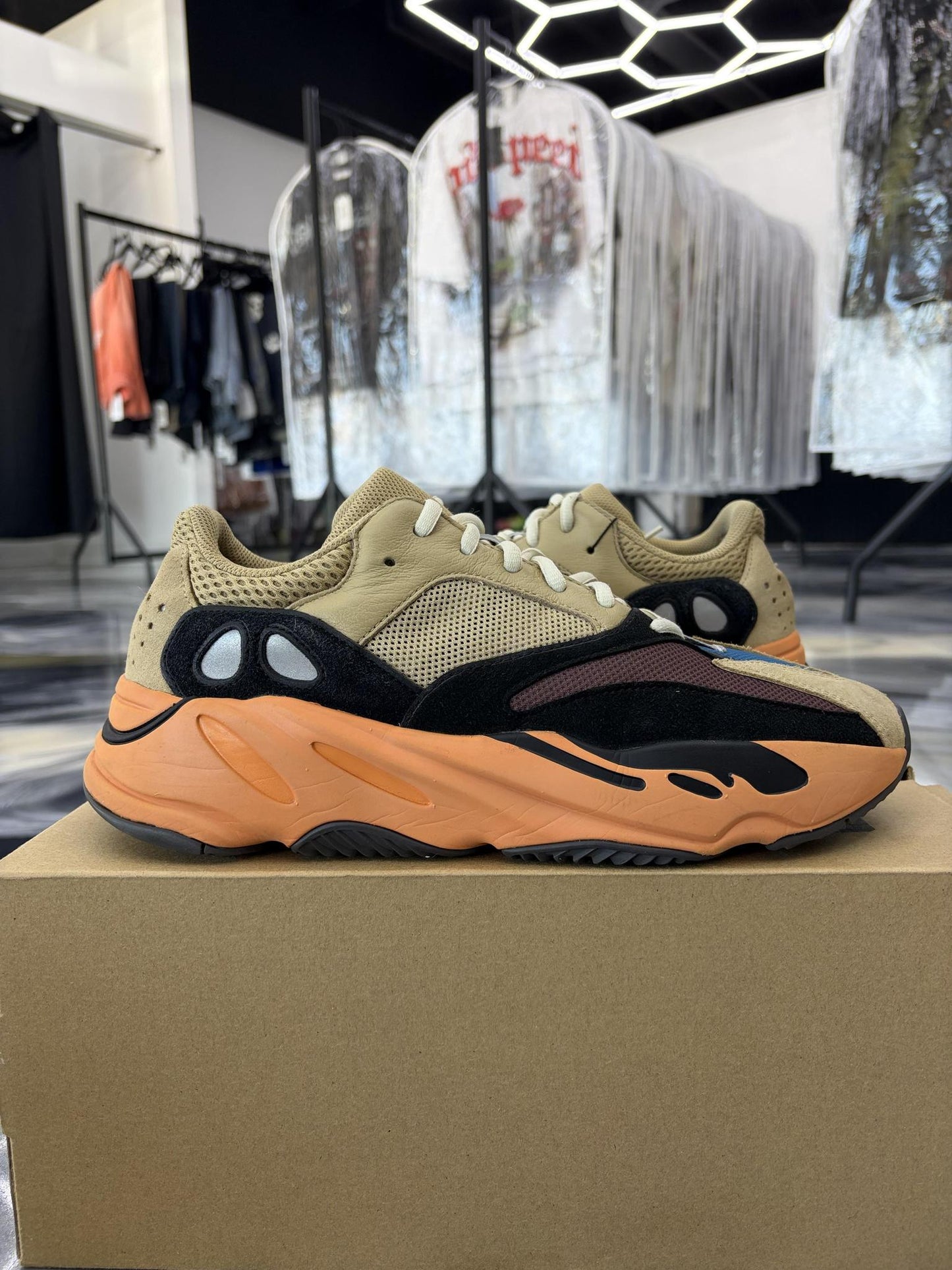 Yeezy 700 "Wash Orange" Used Size 10