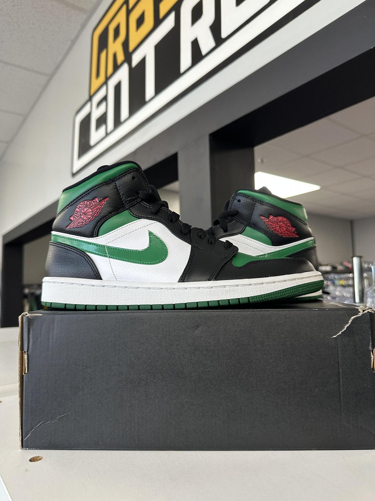 Jordan 1 Mid Green Toe Used
