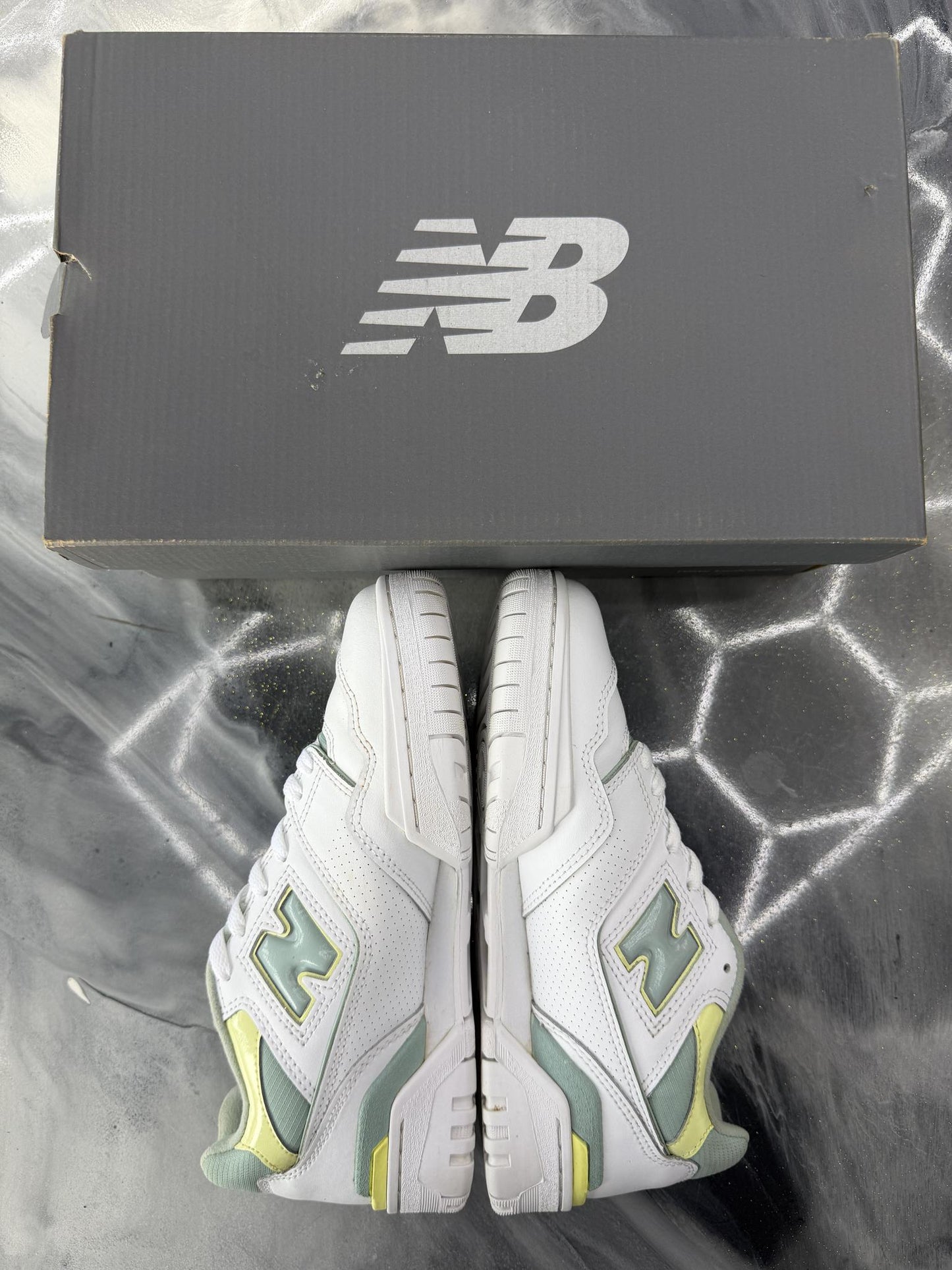 New Balance 550 "White Green" Size 7Y/8.5W