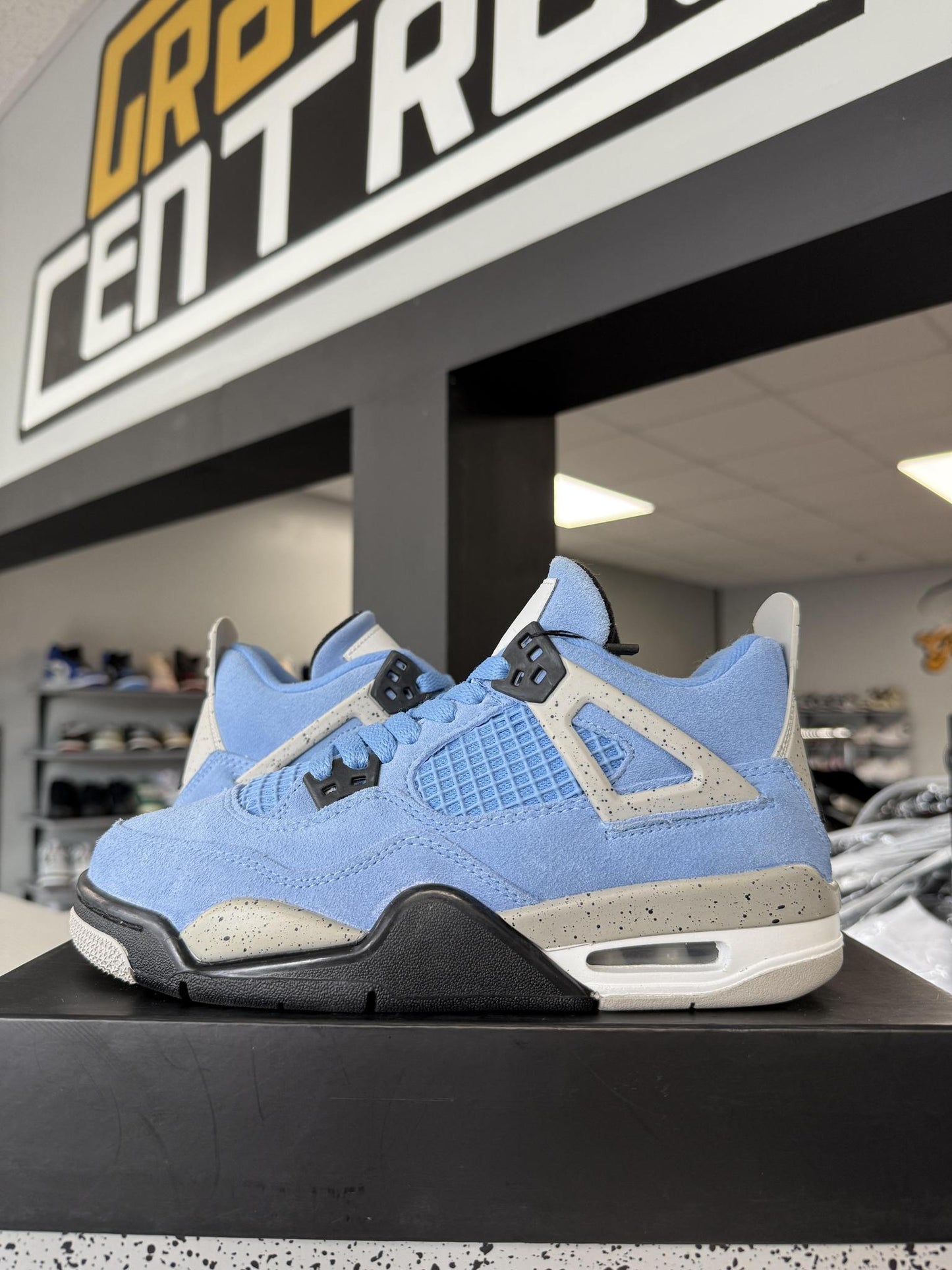 Jordan 4 "University Blue" Used Size 4.5Y/6W