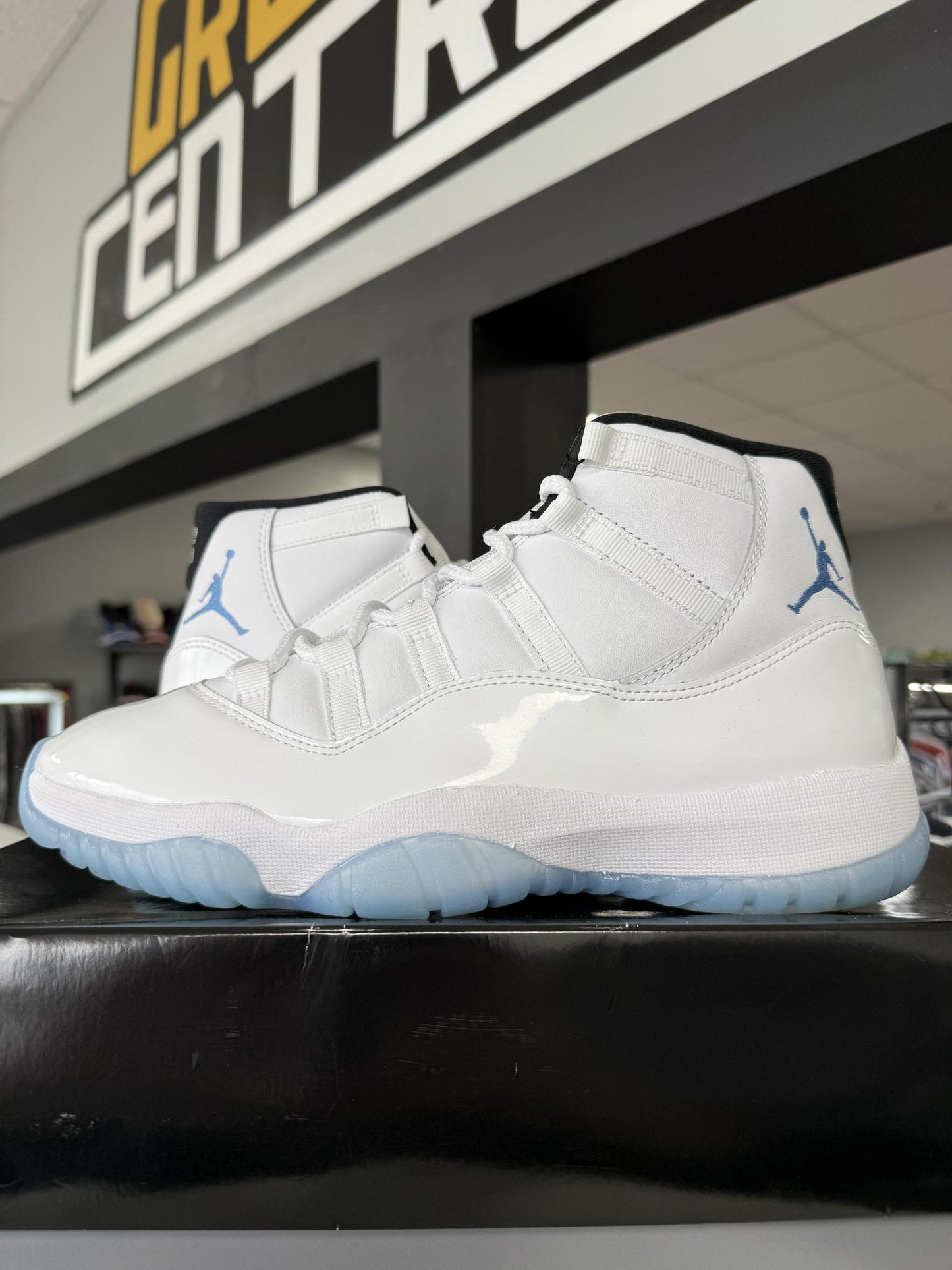 Jordan 11 "Legend Blue" Used Size 9.5