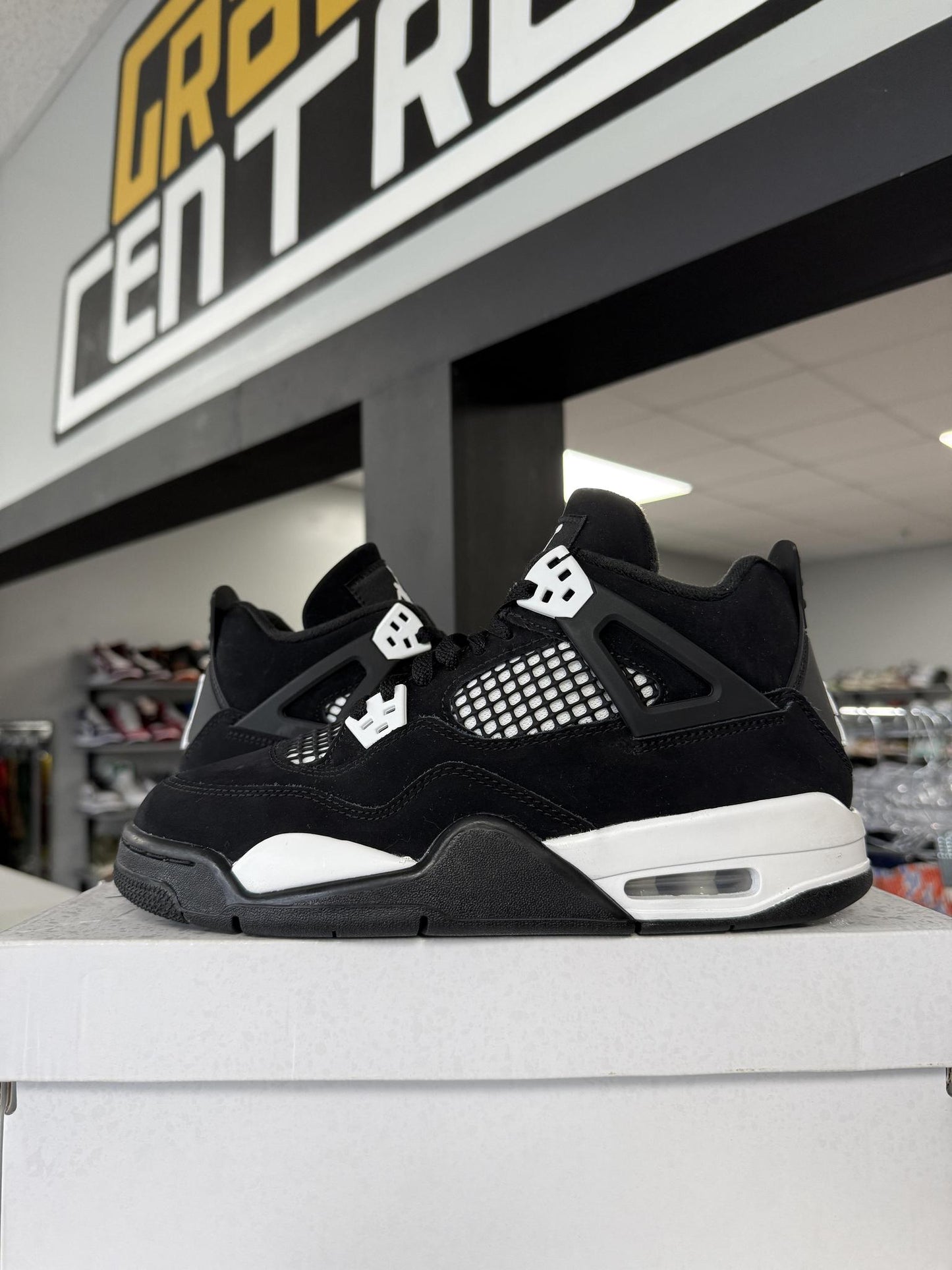 Jordan 4 "White Thunder" Used Size 6.5Y/8W
