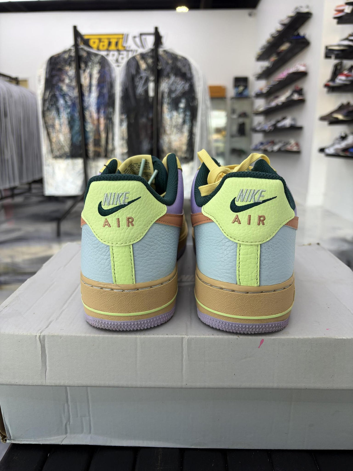 Nike Air Force 1 Low "Sesame Hydrangeas" Used Size 11