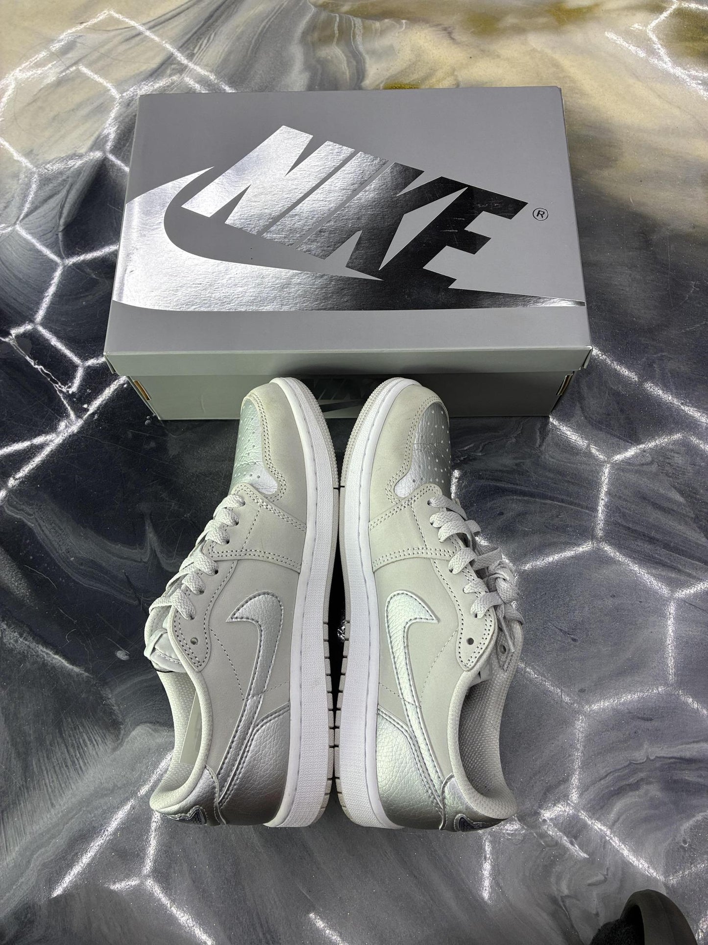Jordan 1 Low "Metallic Silver" Used Size 9