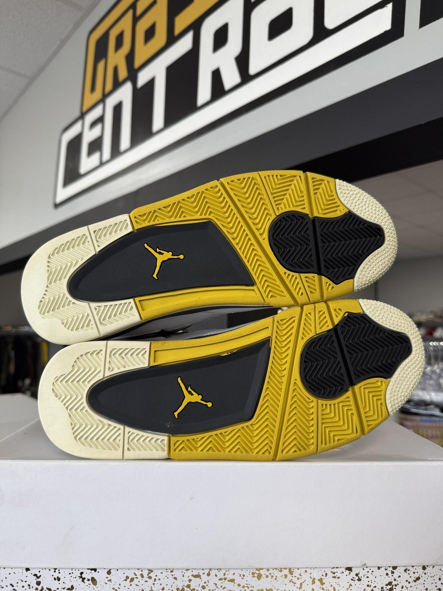 Jordan 4 "Vivid Sulfur" Used Size 10.5