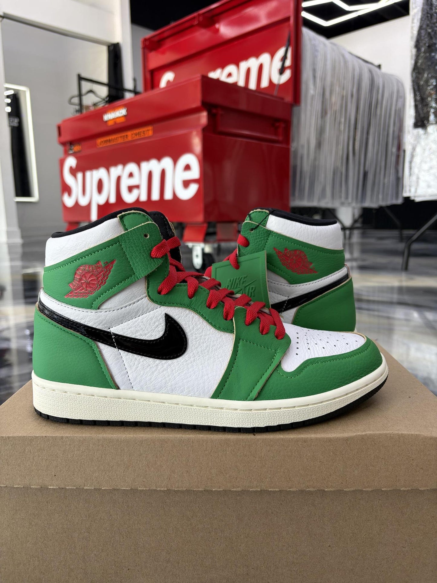Jordan 1 "Lucky Green" Used Size 8.5