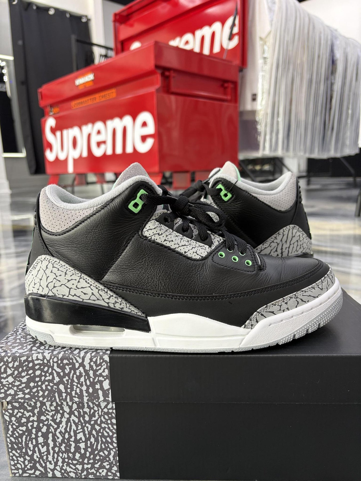 Jordan 3 "Green Glow" Used Size 9
