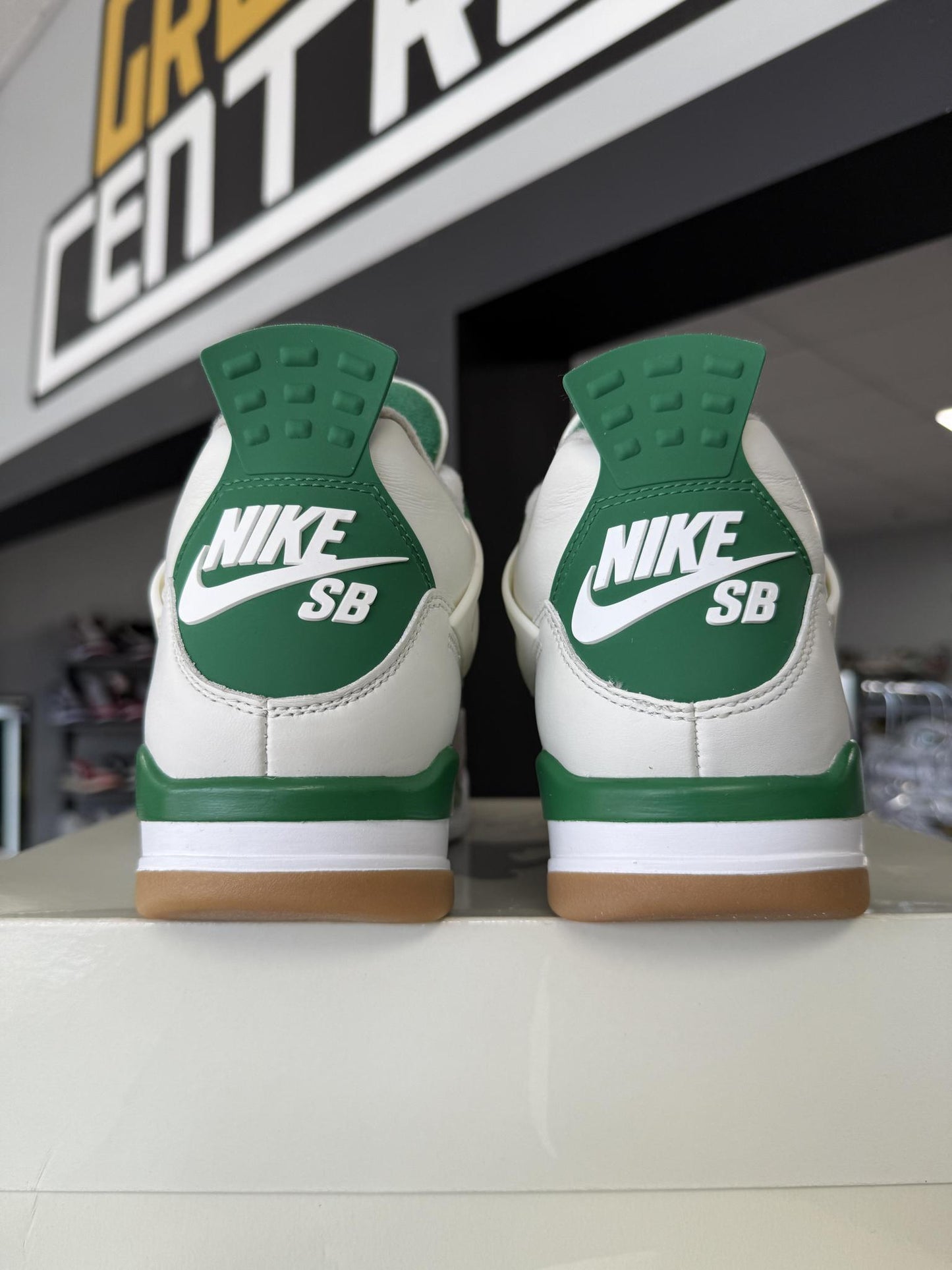 Jordan 4 SB "Pine Green" Used Size 9