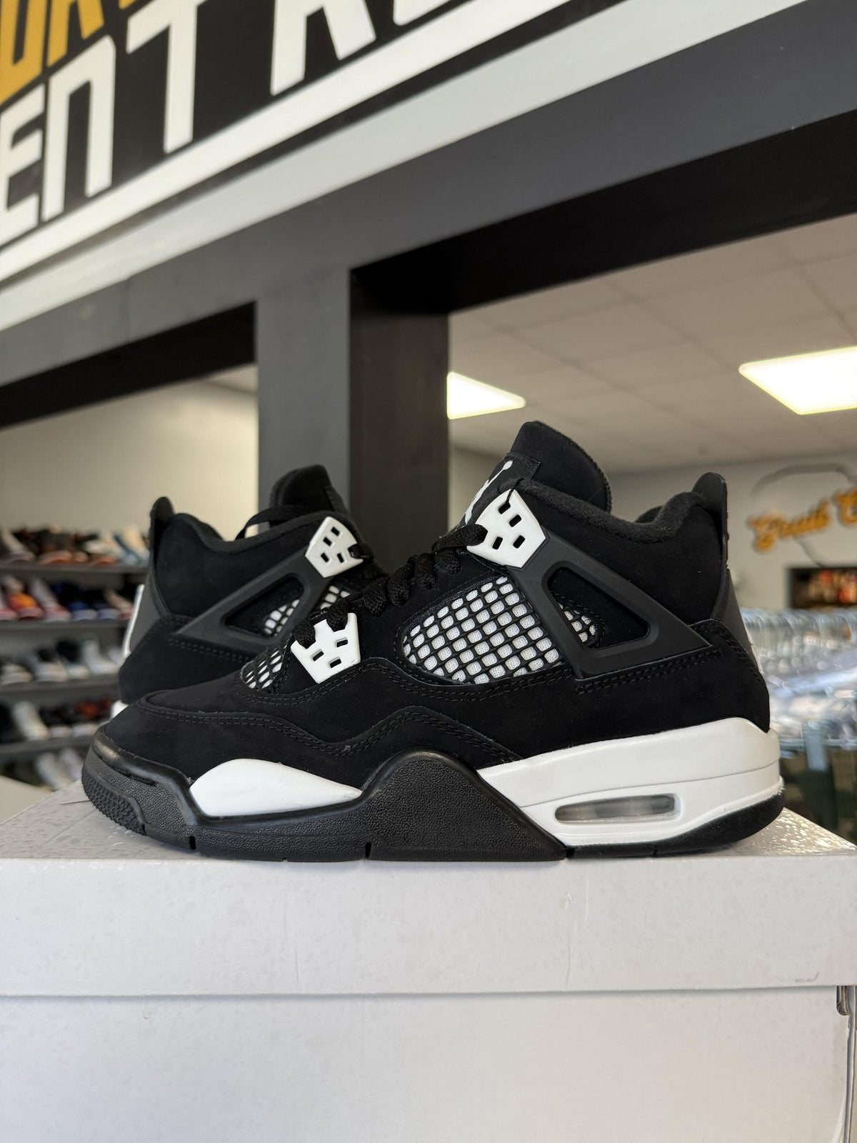 Jordan 4 "White Thunder" Used Size 4.5Y/6W