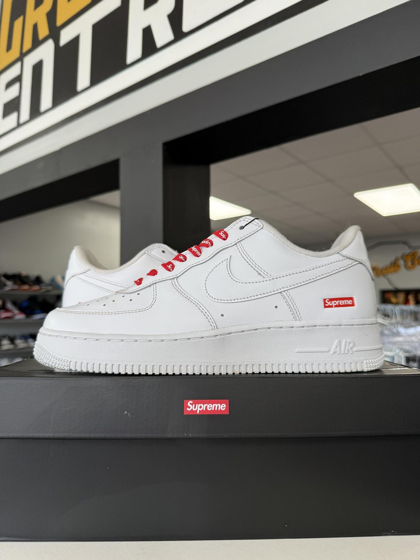 Nike Supreme Air Force One Low "White" Used Size 9