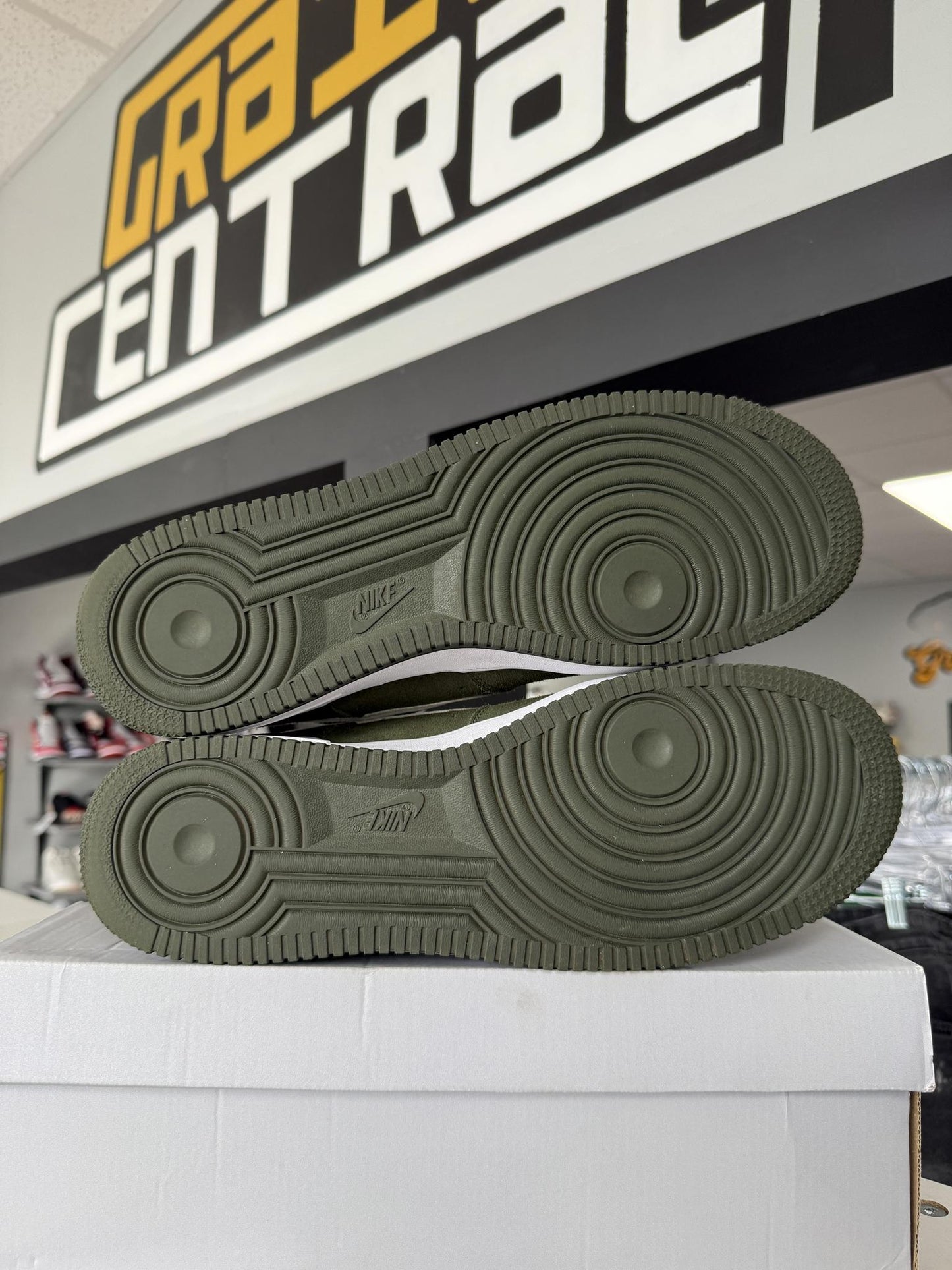 Air Force 1 Low "Olive Green" Used Size 13