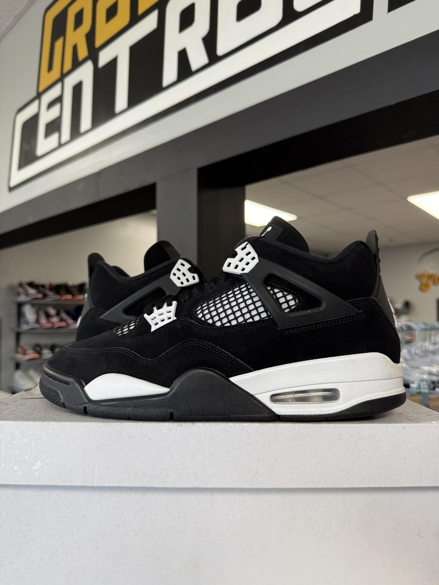 Jordan 4 "White Thunder" Used Size 10.5