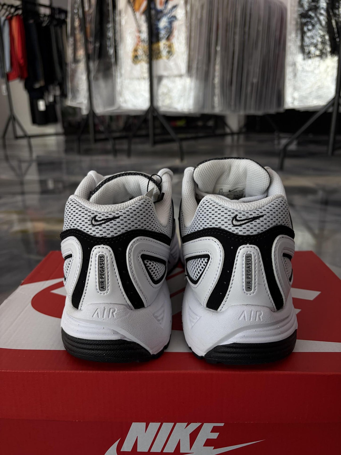 Nike Air Pegasus 2005 "White Black" Used Size 9.5