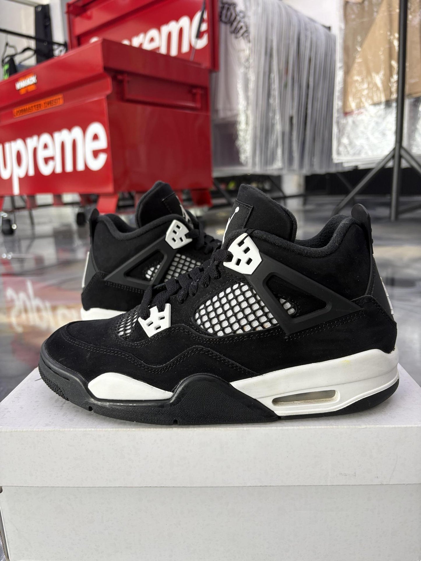 Jordan 4 "White Thunder" Used Size 7Y/8.5W