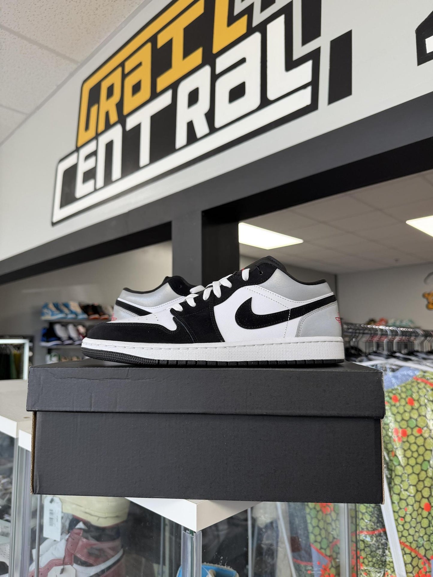 Jordan 1 Low "Metallic Silver" Used Size 10