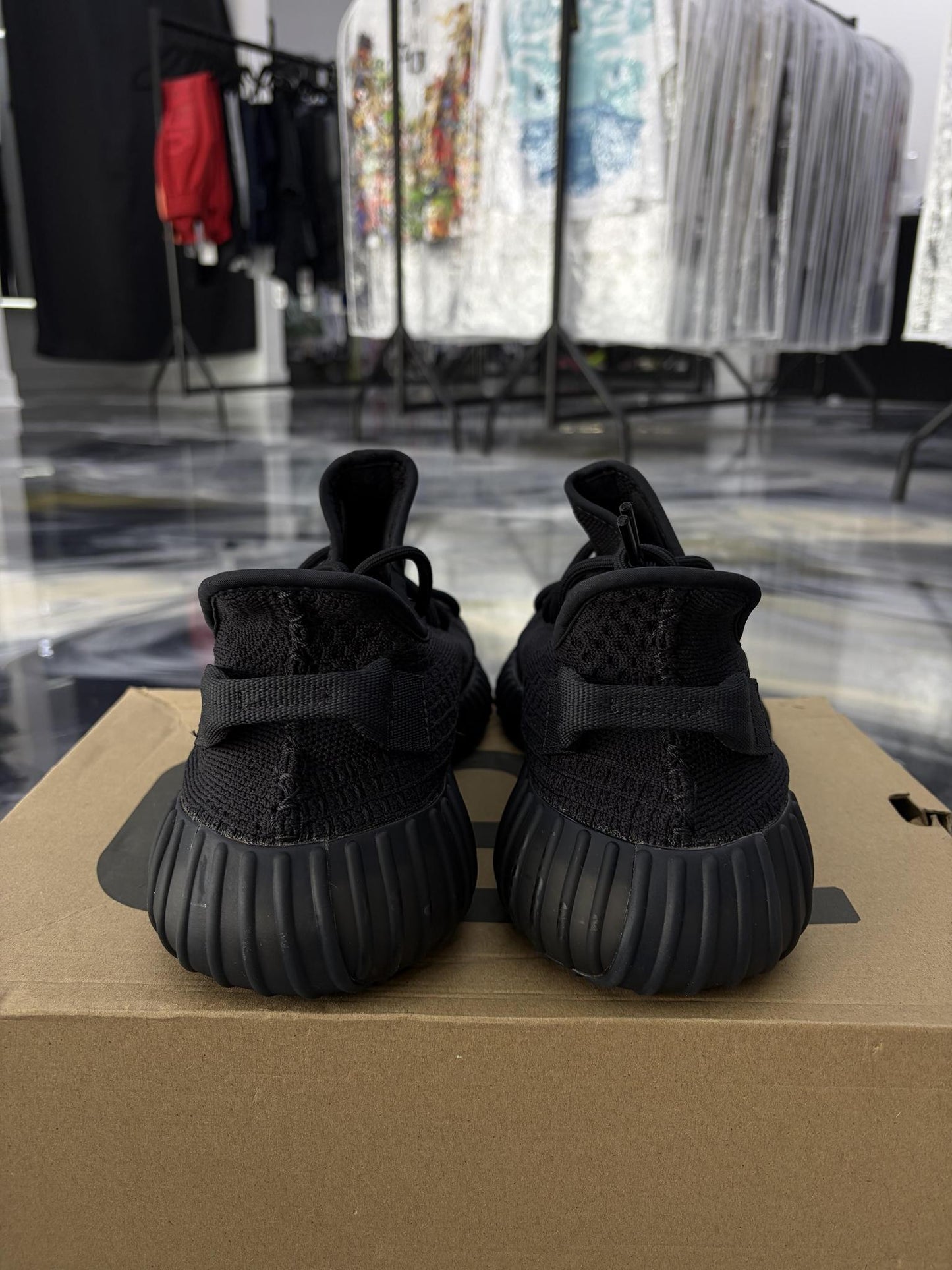 Yeezy 350 V2 "Onyx" Used Size 11.5