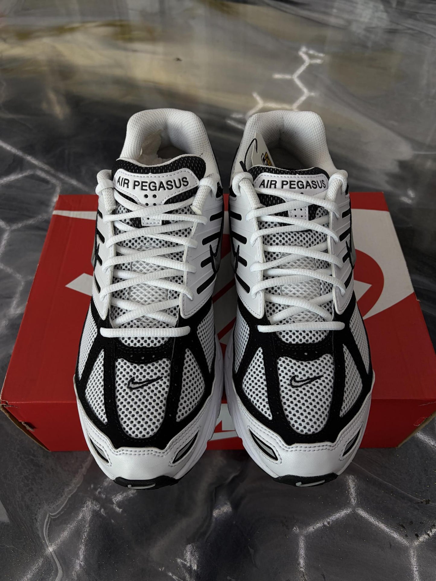 Nike Air Pegasus 2005 "White Black" Used Size 9.5