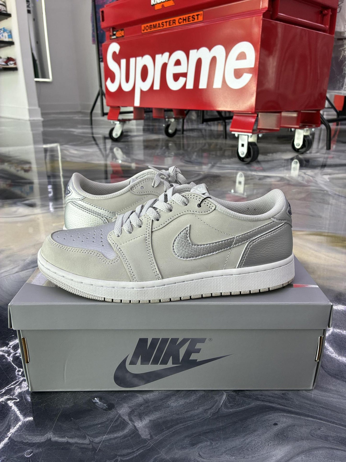 Jordan 1 Low "Metallic Silver" Used Size 9