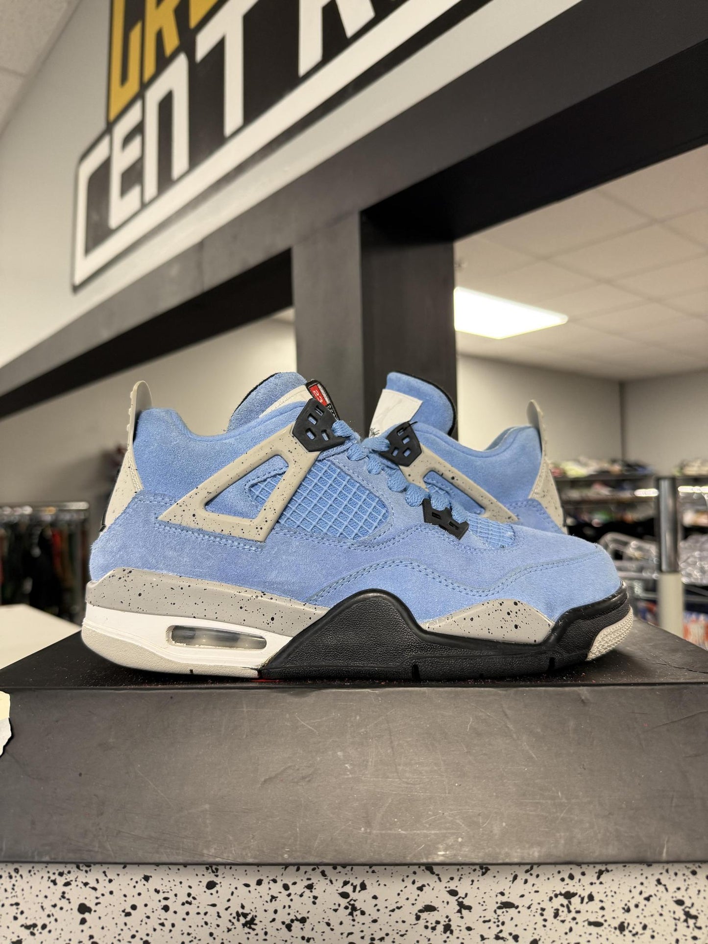 Jordan 4 "University Blue" Used Size 6Y/7.5W