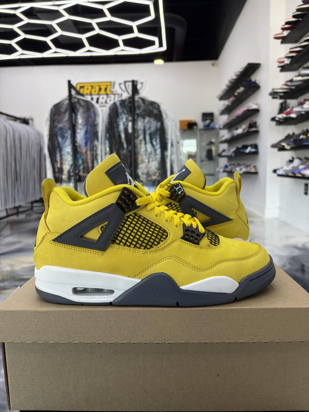 Jordan 4 "Lightning" Used Size 9.5