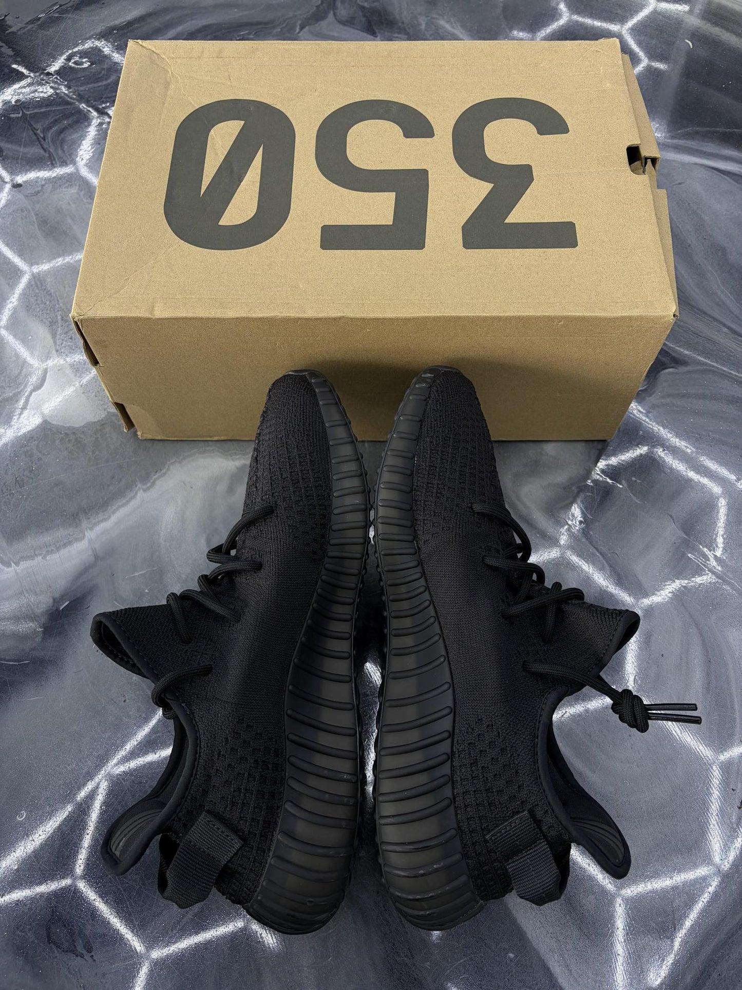 Yeezy 350 V2 "Onyx" Used Size 11.5