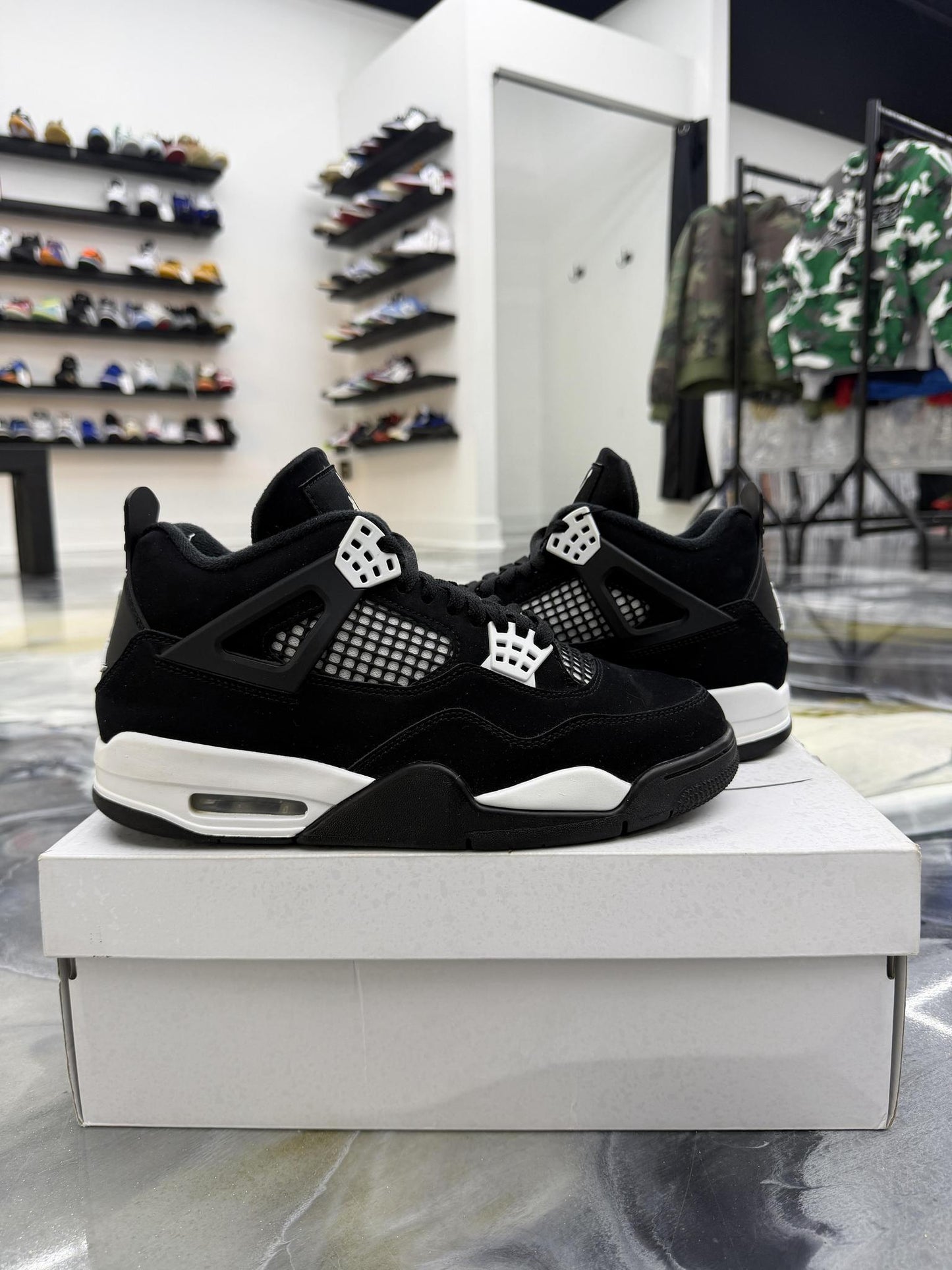 Jordan 4 White Thunder Used Size 8