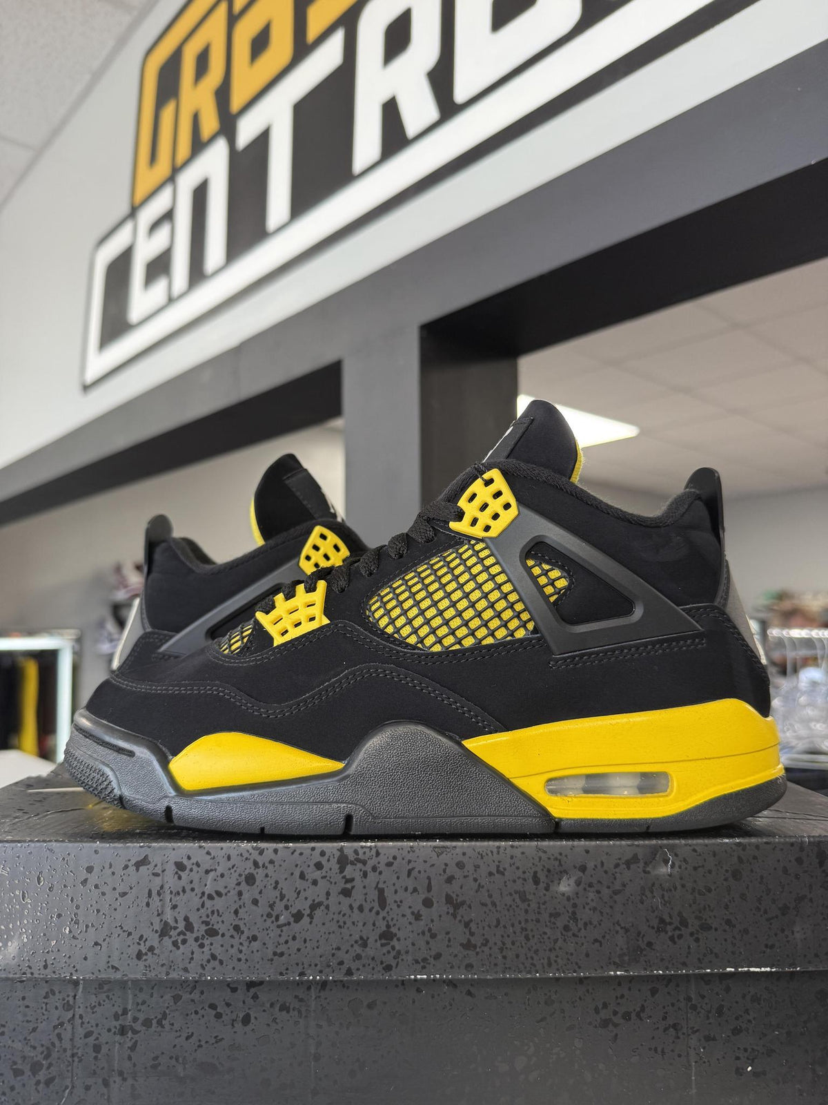 Jordan 4 "Thunder" Used Size 7Y/8.5W