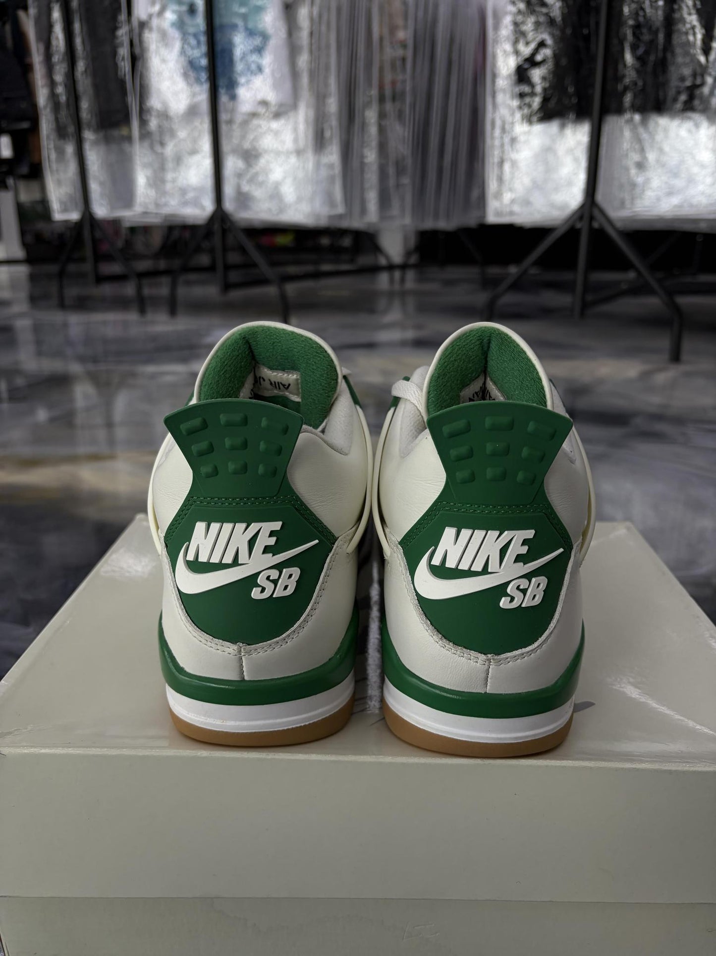 Jordan 4 SB "Pine Green" Used Size 9