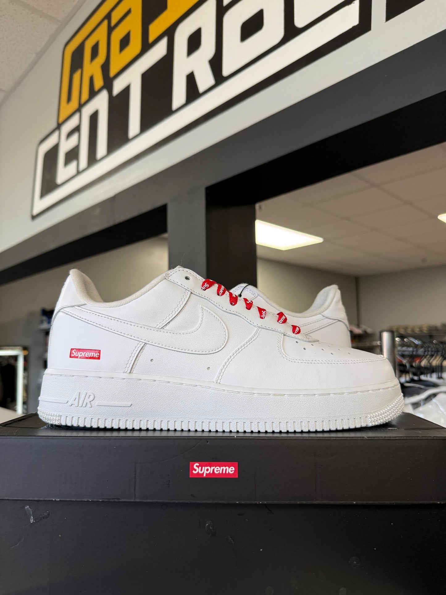 Air Force 1 Low x Supreme "White" Used Size 10