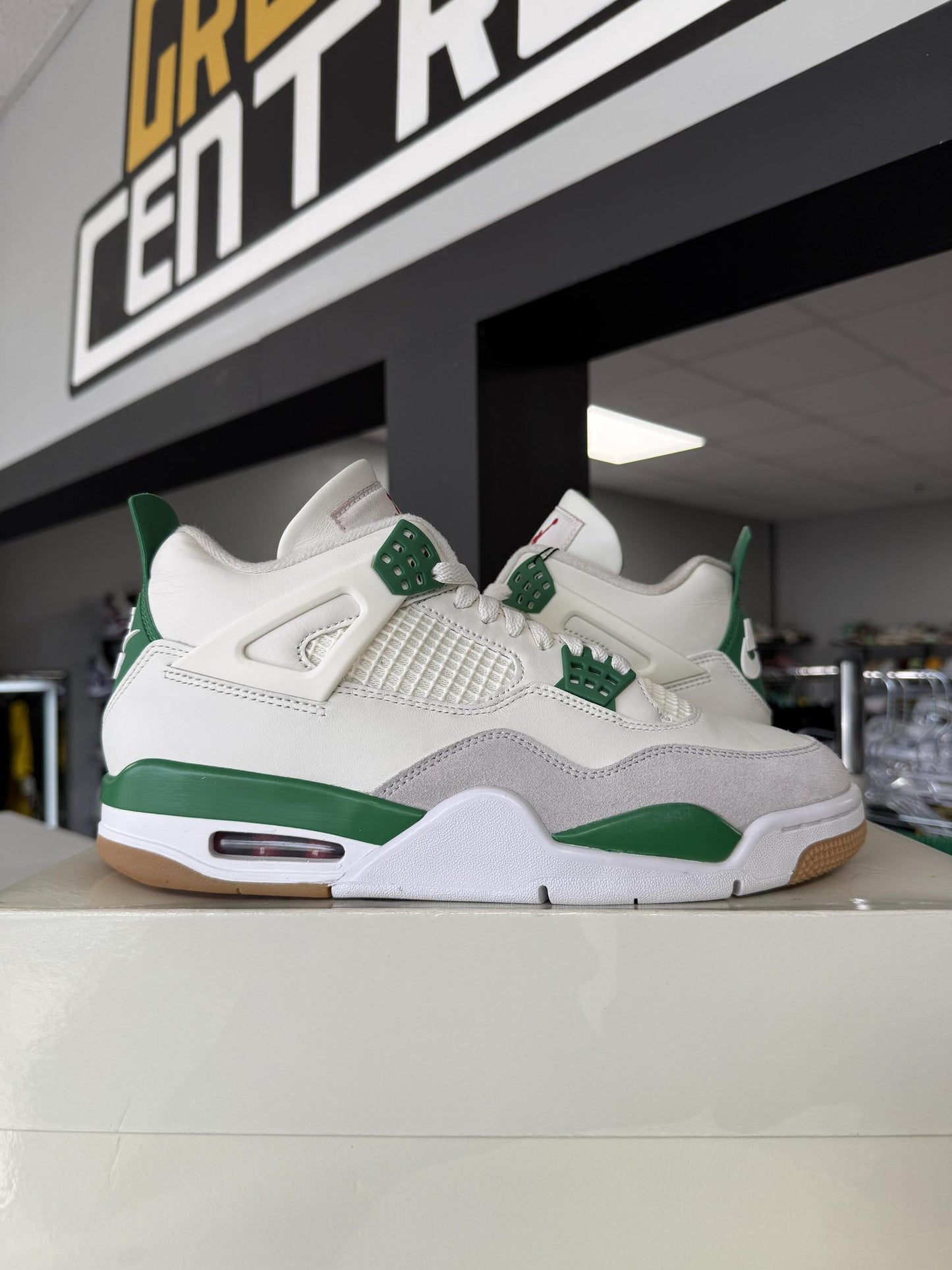 Jordan 4 SB "Pine Green" Used Size 9