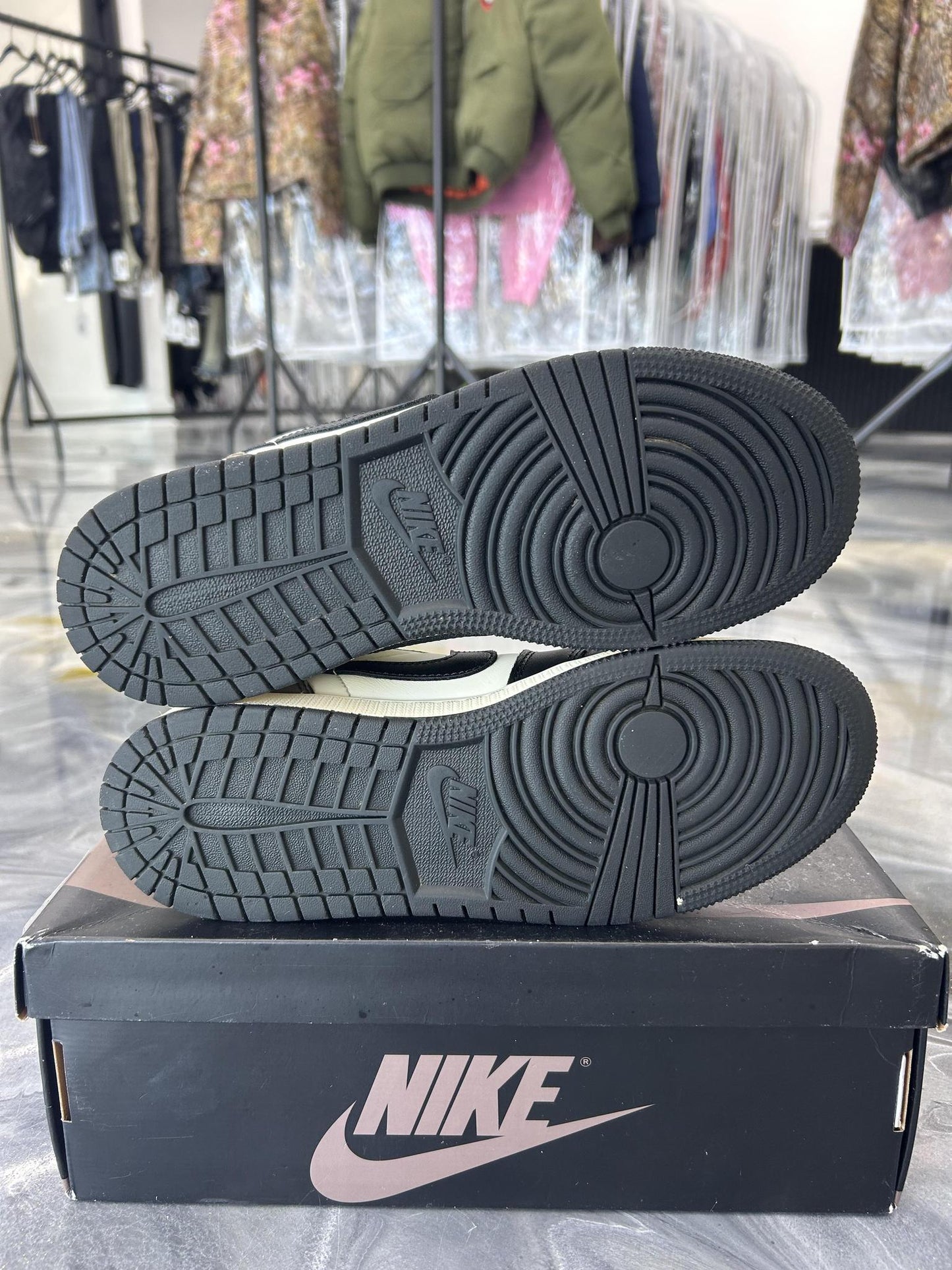 Jordan 1 "Mocha" Low Used Size 7Y/8.5W