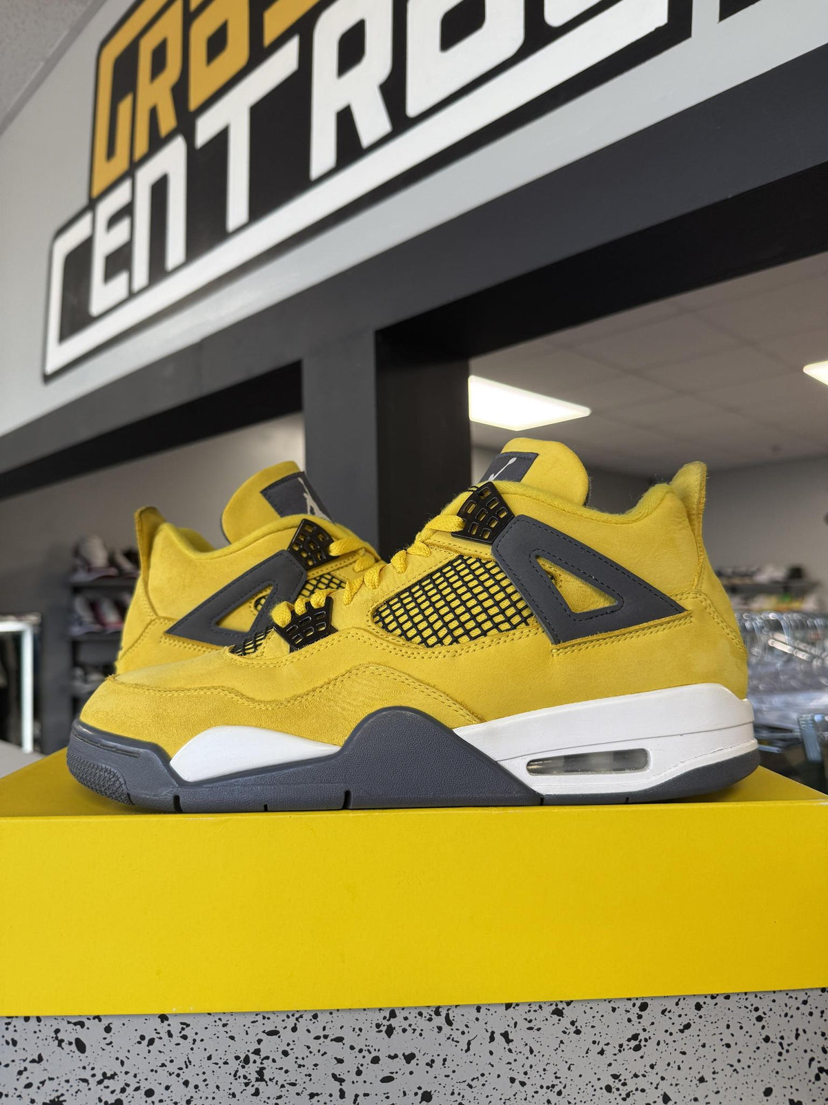 Jordan 4 "Lightning" Used Size 11