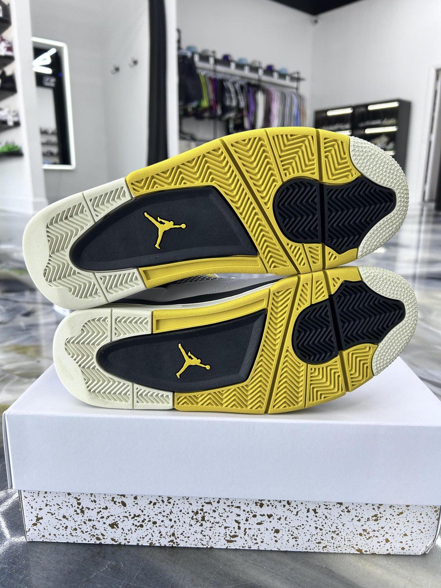 Jordan 4 "Vivid Sulfur" Used Size 10.5M/12W