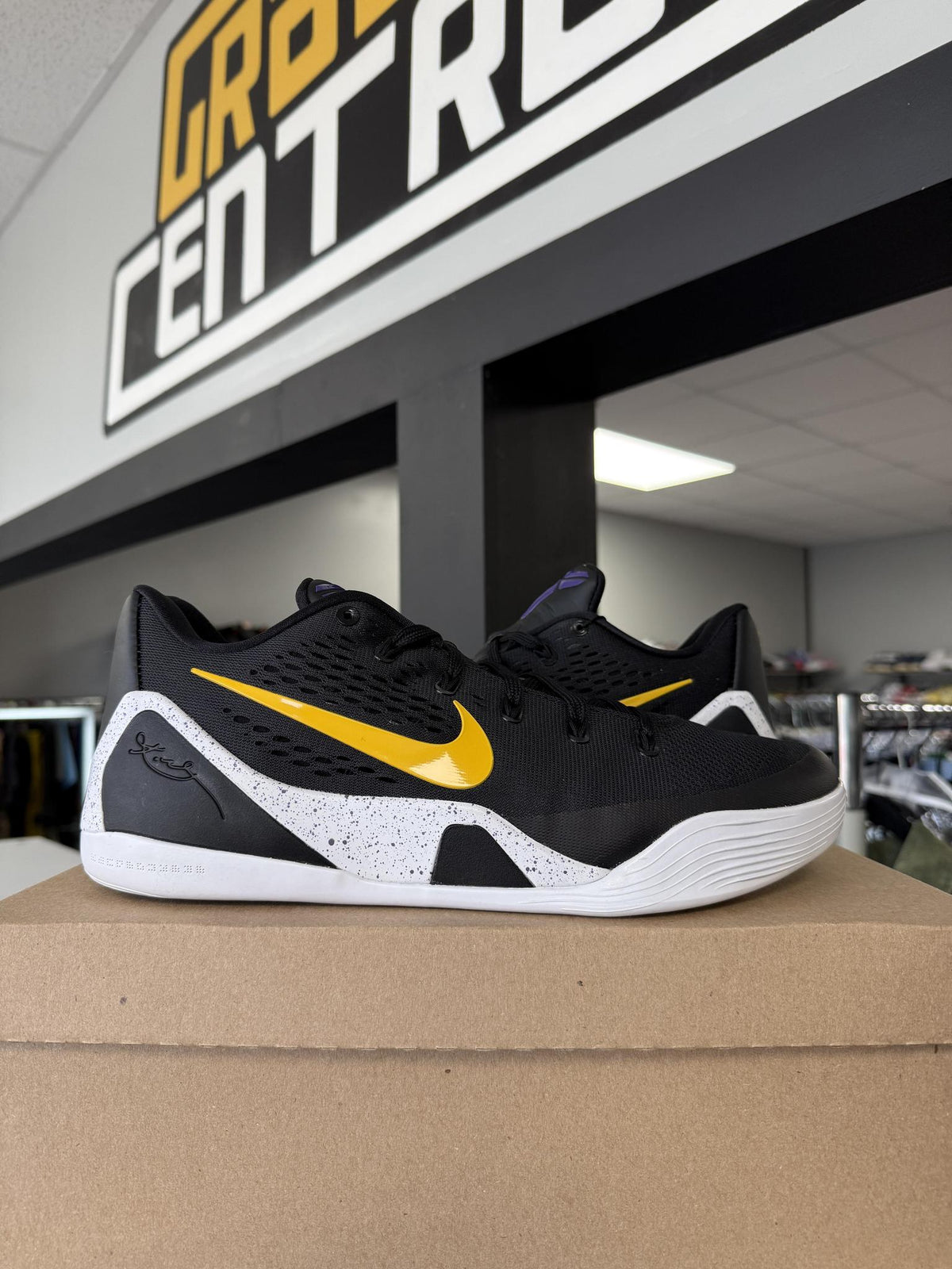 Nike Kobe 9 Low Protro "Black University Gold" Used Size 11.5