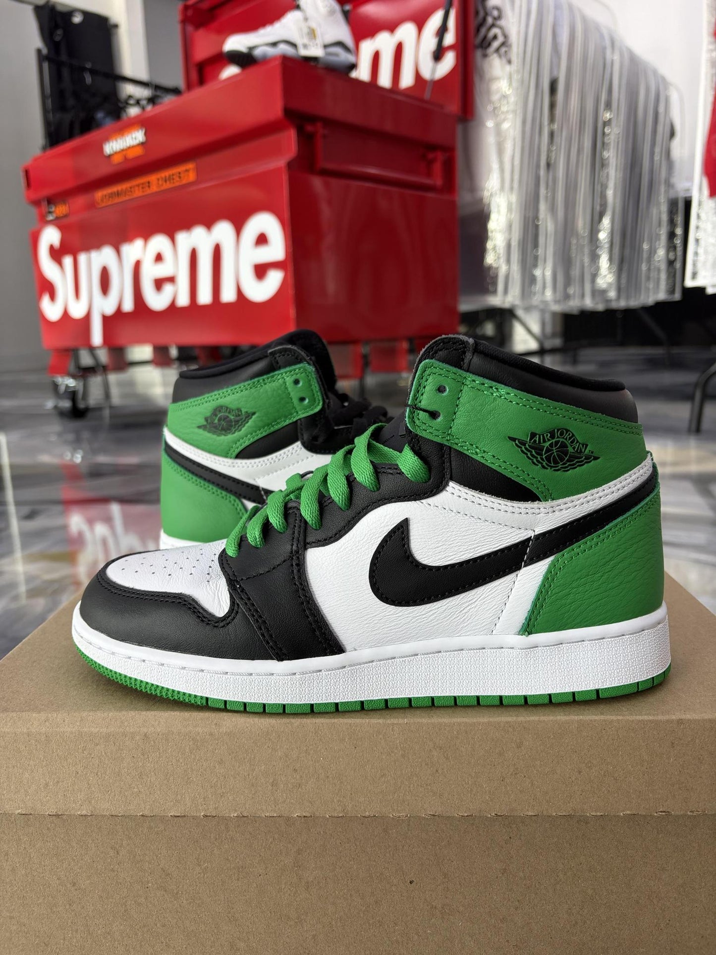Jordan 1 "Lucky Green" Used Size 6.5Y/8W