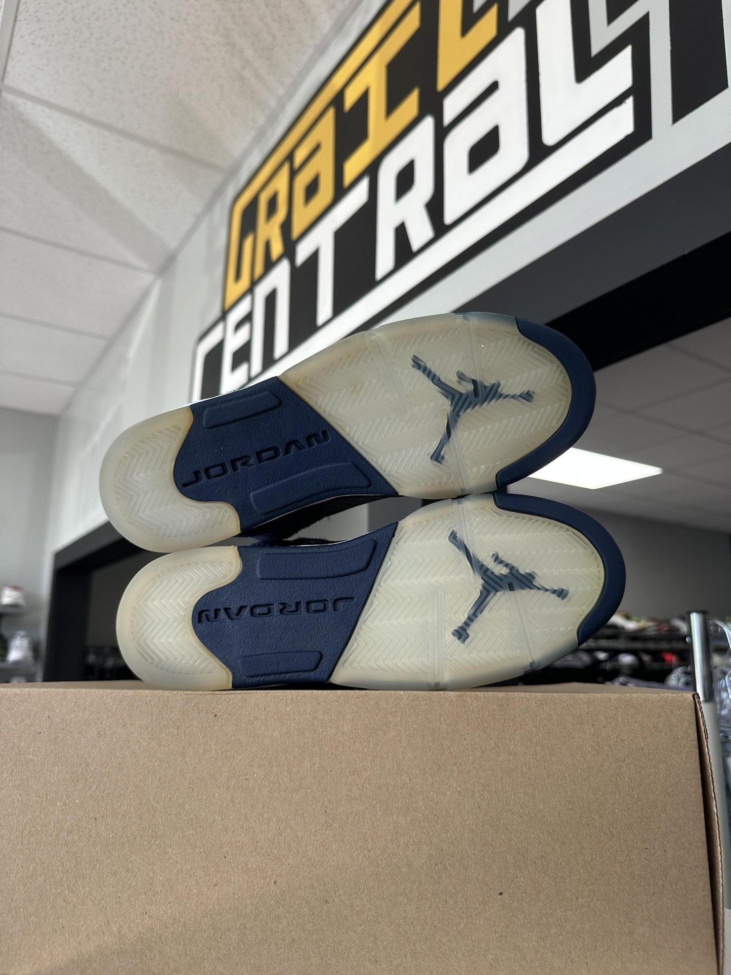 Jordan 5 "Midnight Navy" Size 7Y/8.5W