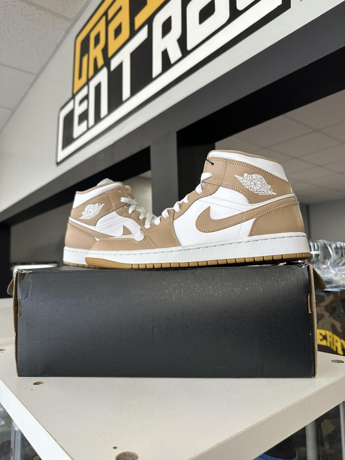 Jordan 1 Mid "Tan Gum" Used Size 9.5